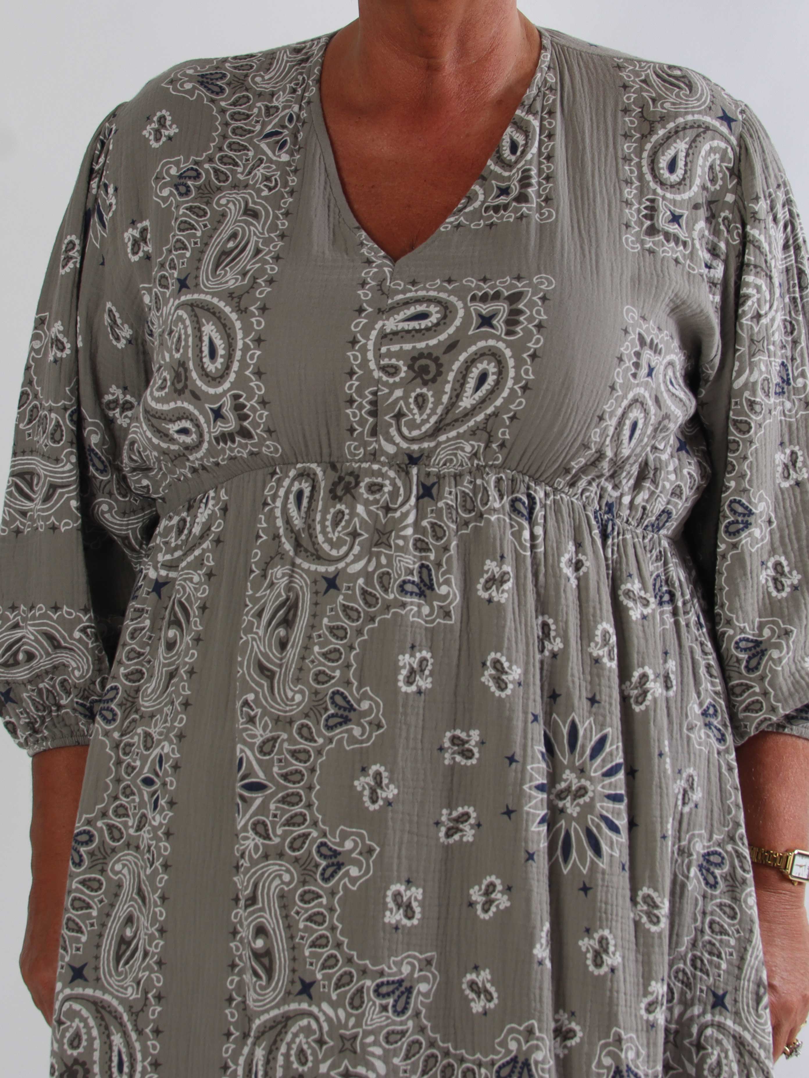Jasmin Paisley - Plus size kjole i blød bomulds musselinstof med paisley mønster