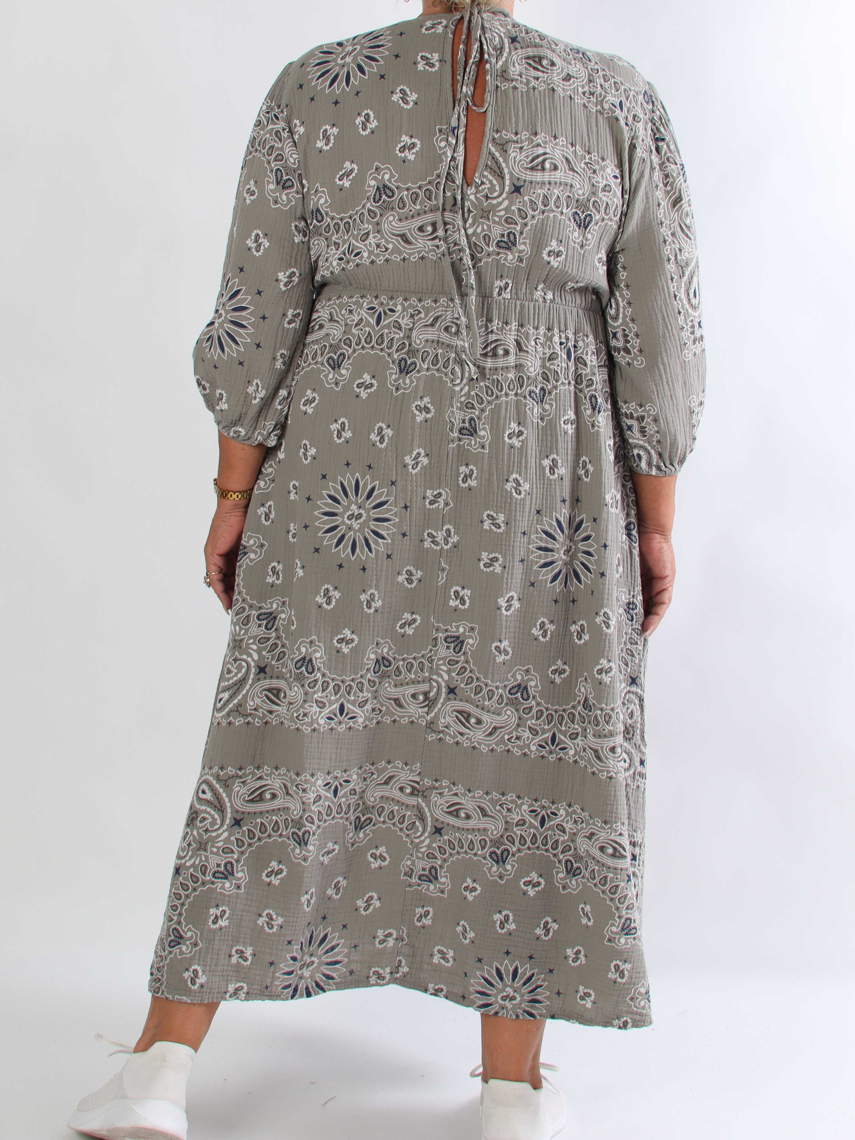 Jasmin Paisley - Plus size kjole i blød bomulds musselinstof med paisley mønster
