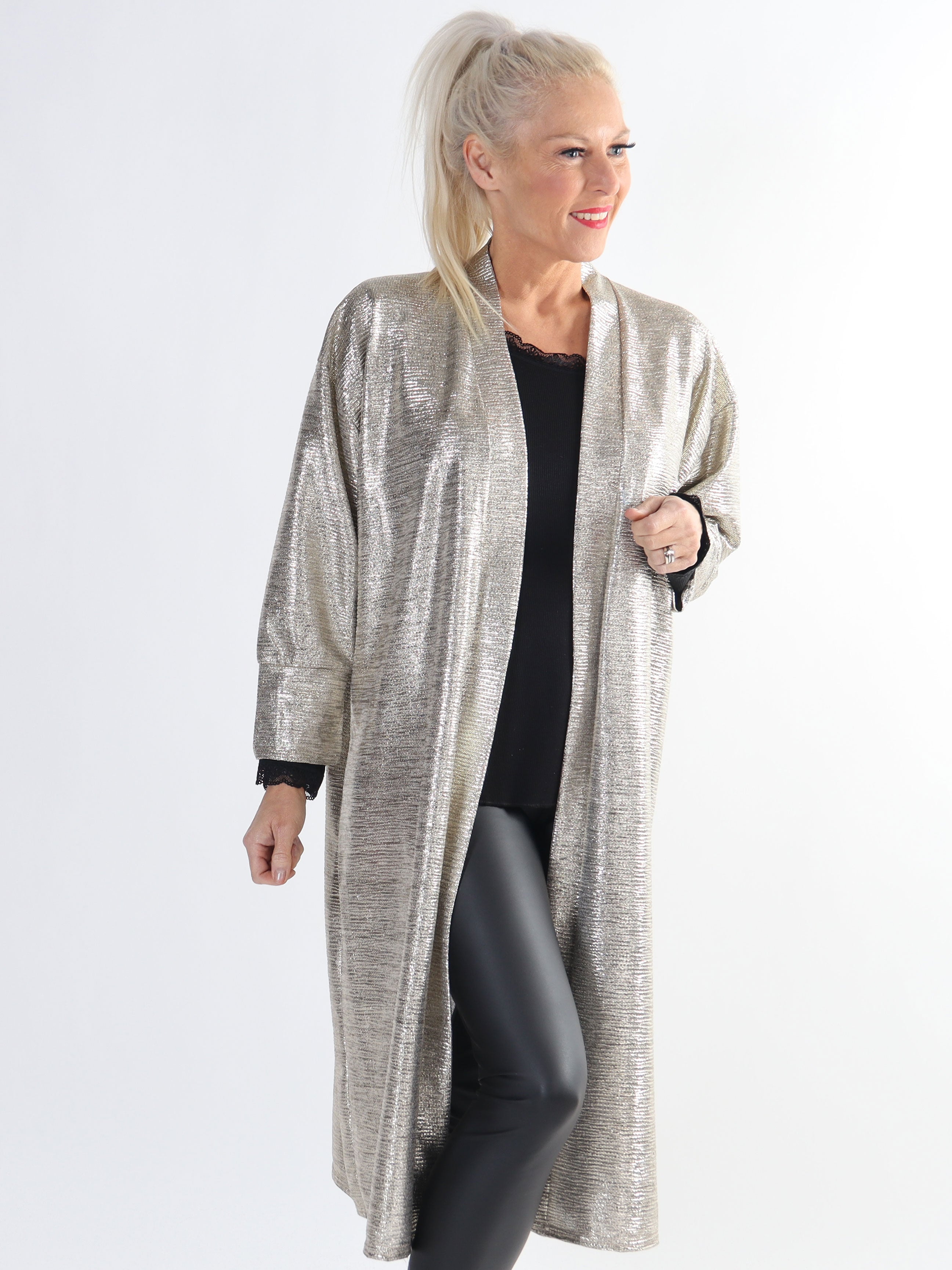 Jayda - Fin plus size cardigan i shiny stof
