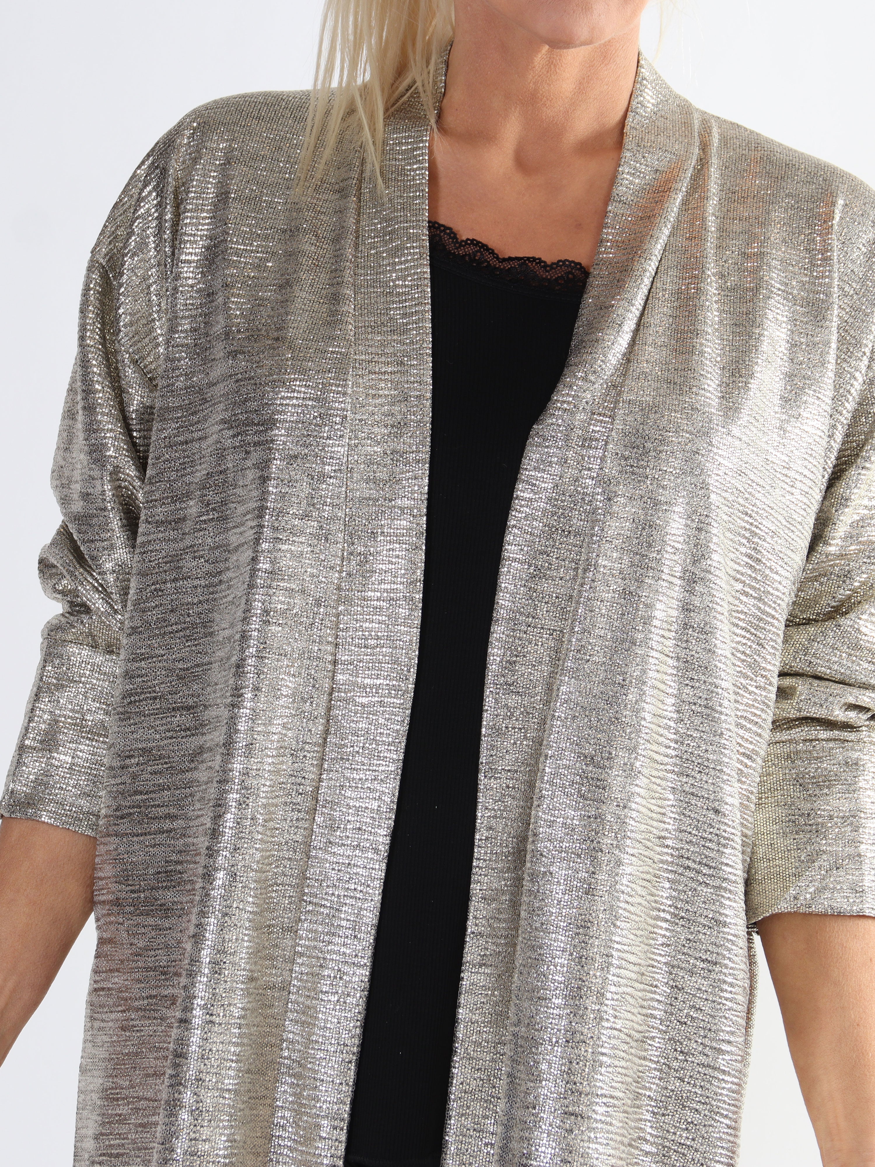 Jayda - Fin plus size cardigan i shiny stof