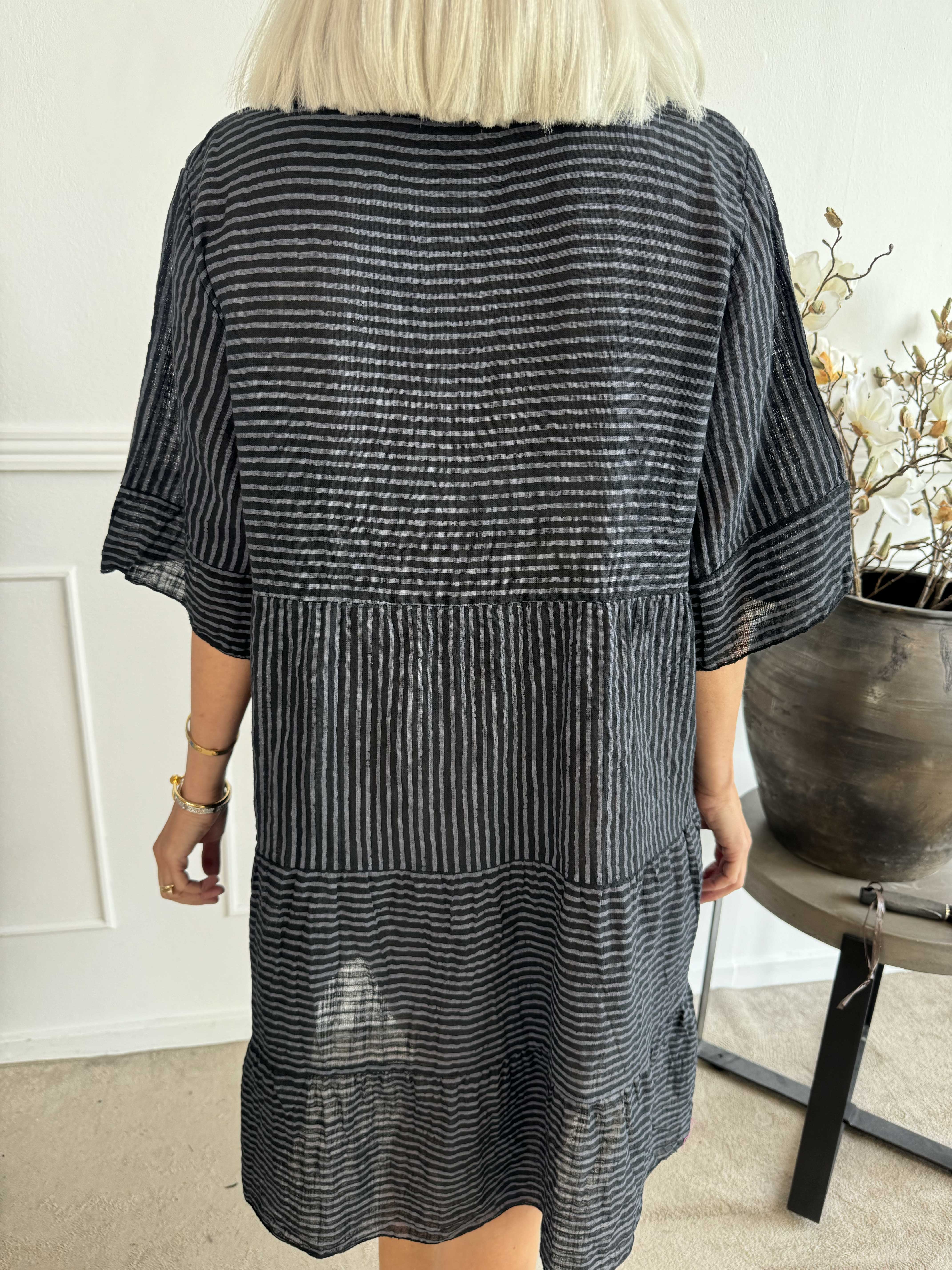 Jenni - Sød stripet bomuldskjole i hør lignende stof