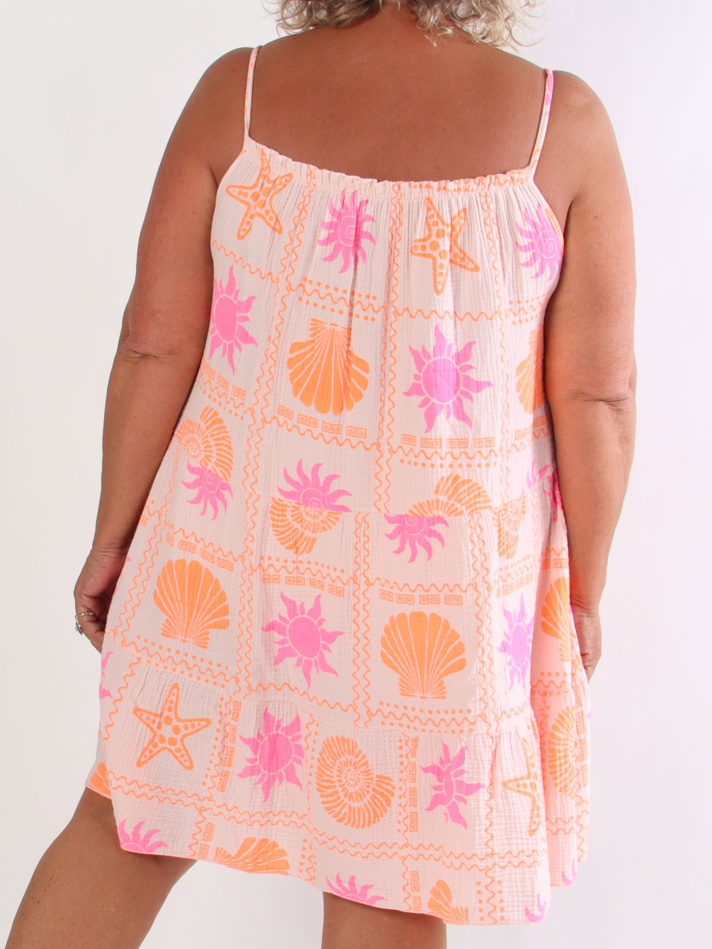Jill Summer - Plus size stropkjole i blød og luftig musselin med fine sommermotiver