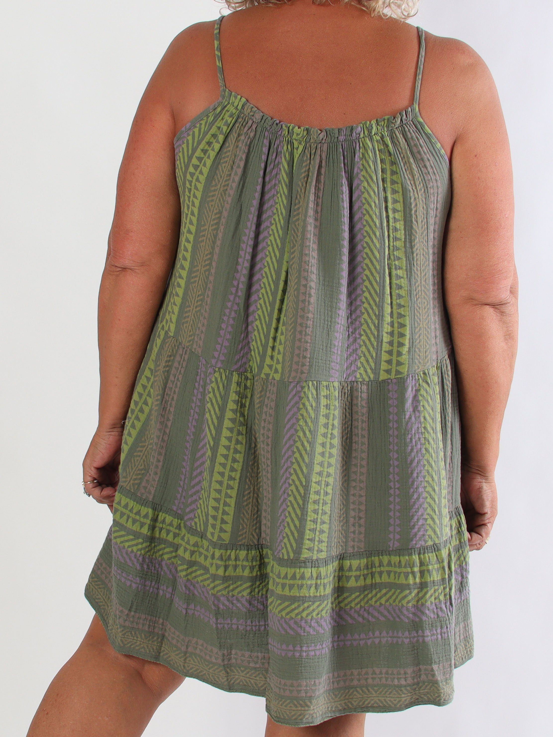 Jill Tribal - Plus size stropkjole i blød og luftig musselin i farverigt mønster
