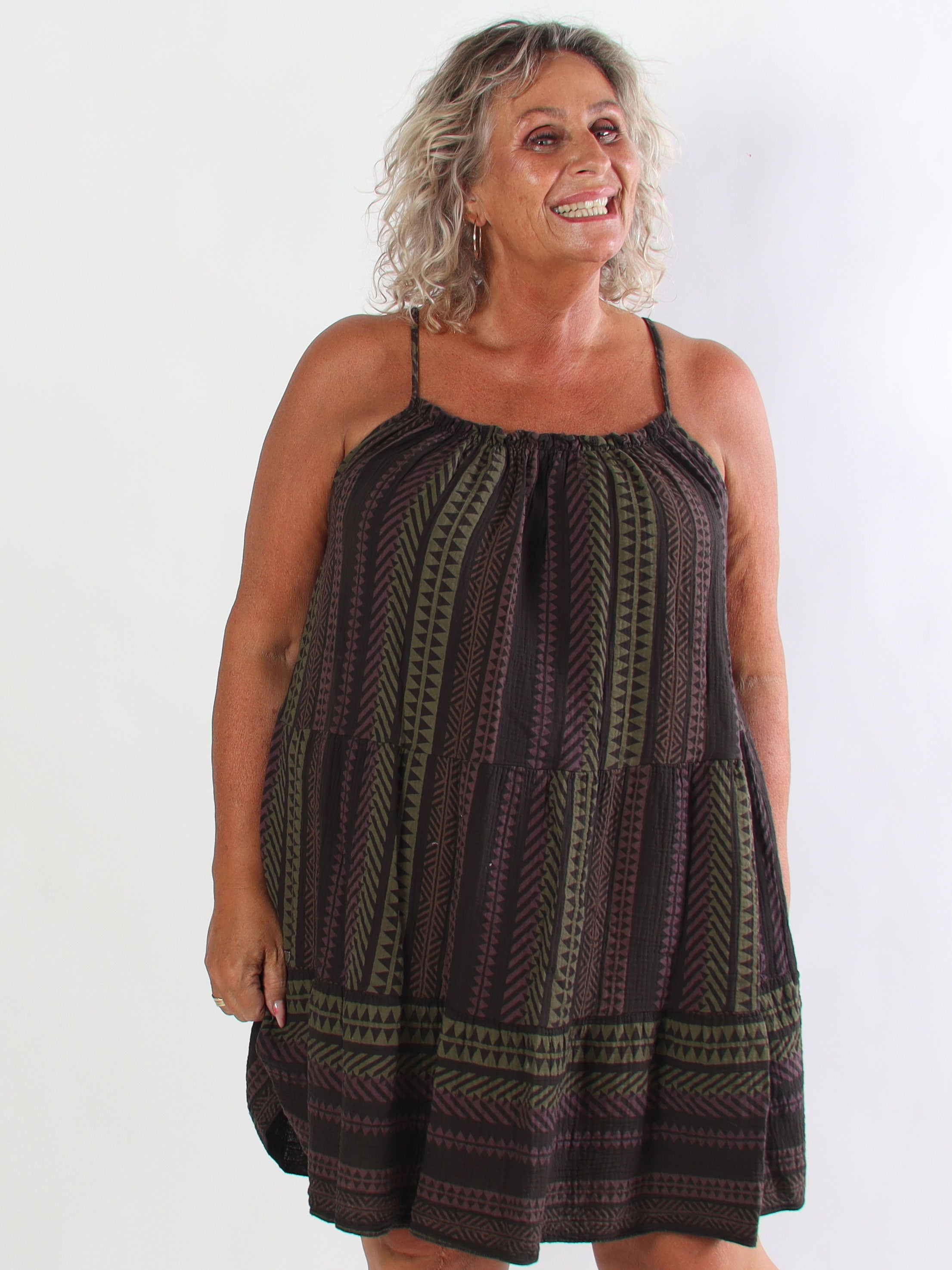 Jill Tribal - Plus size stropkjole i blød og luftig musselin i farverigt mønster