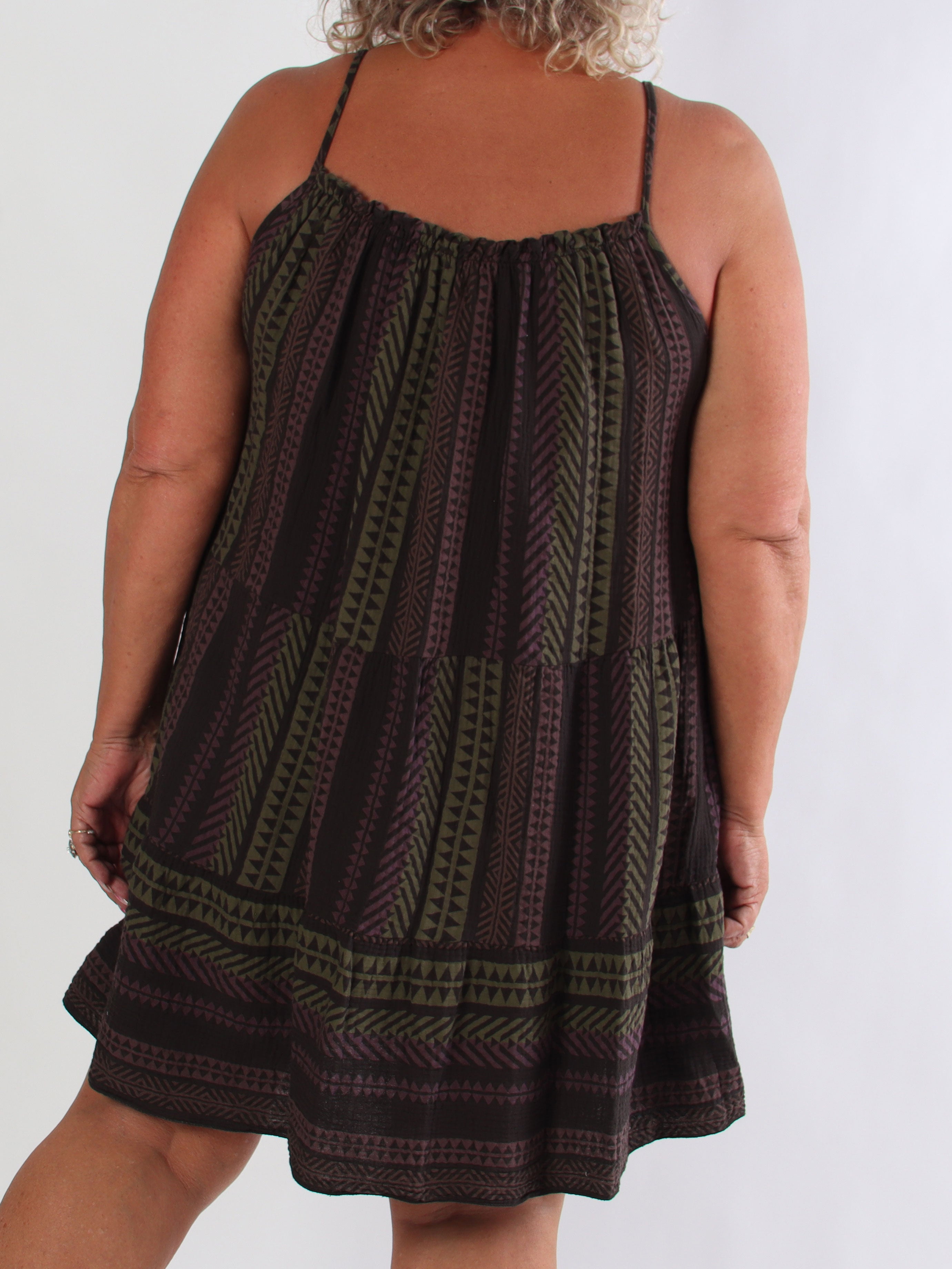 Jill Tribal - Plus size stropkjole i blød og luftig musselin i farverigt mønster