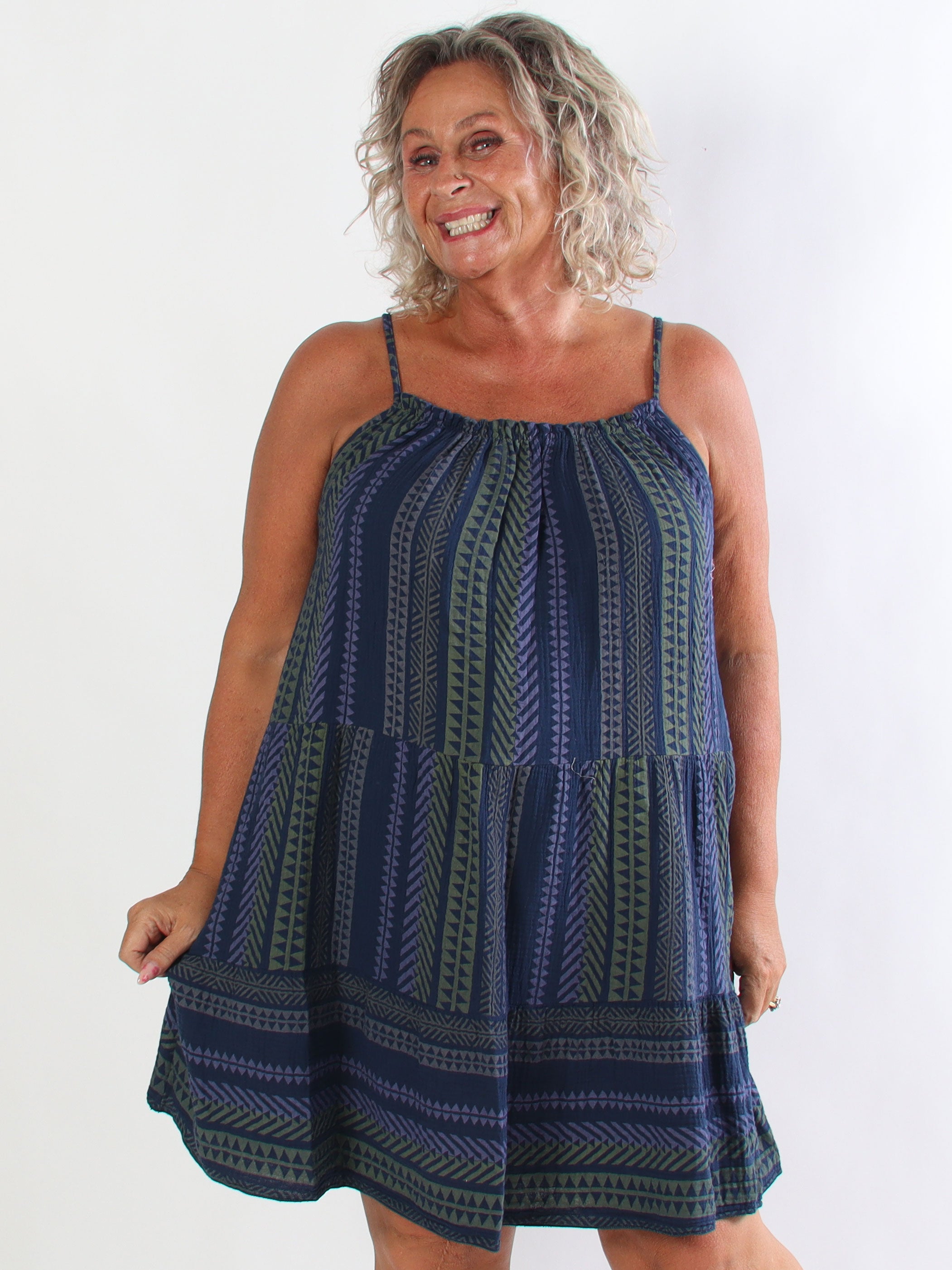 Jill Tribal - Plus size stropkjole i blød og luftig musselin i farverigt mønster