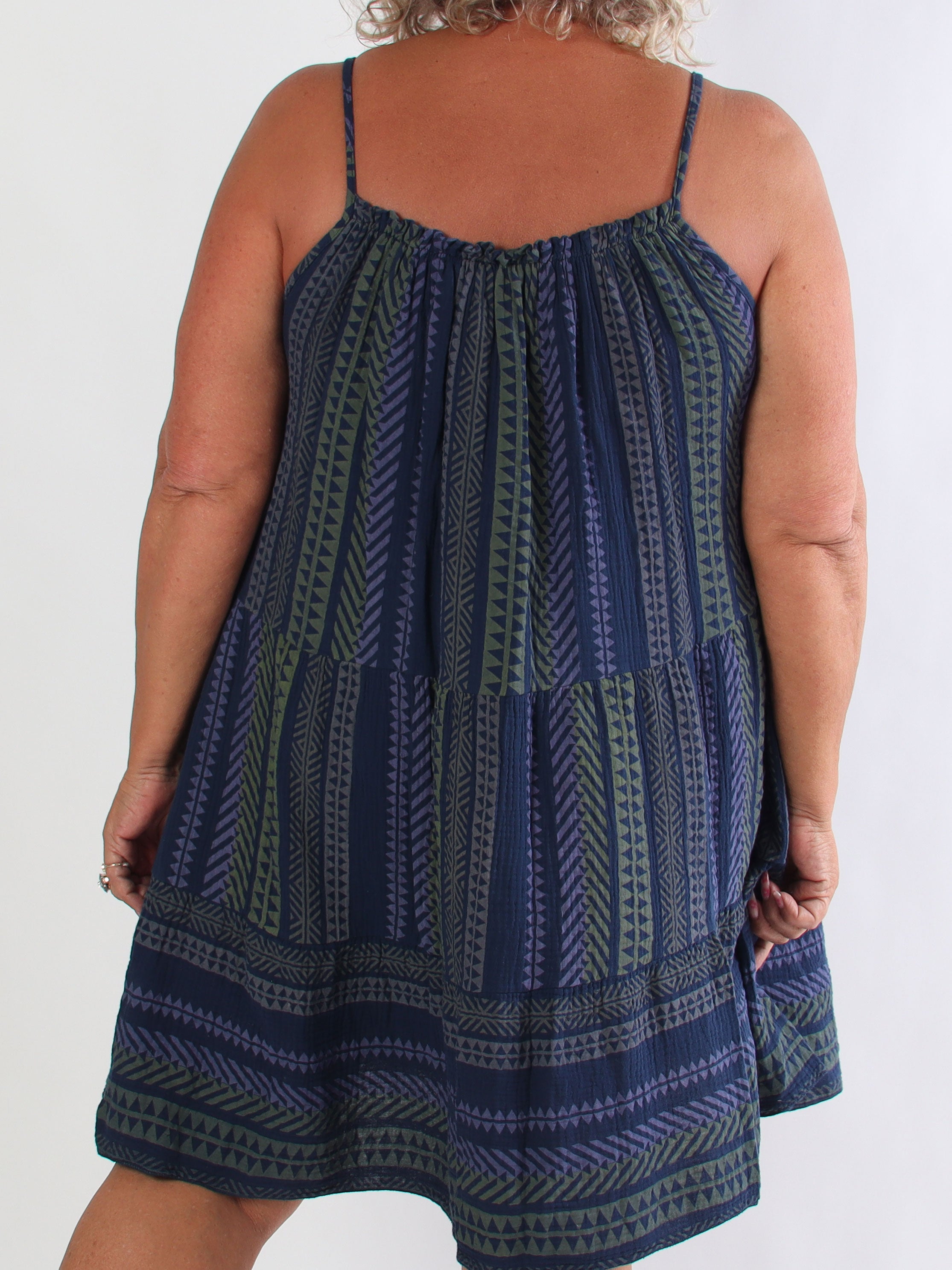 Jill Tribal - Plus size stropkjole i blød og luftig musselin i farverigt mønster