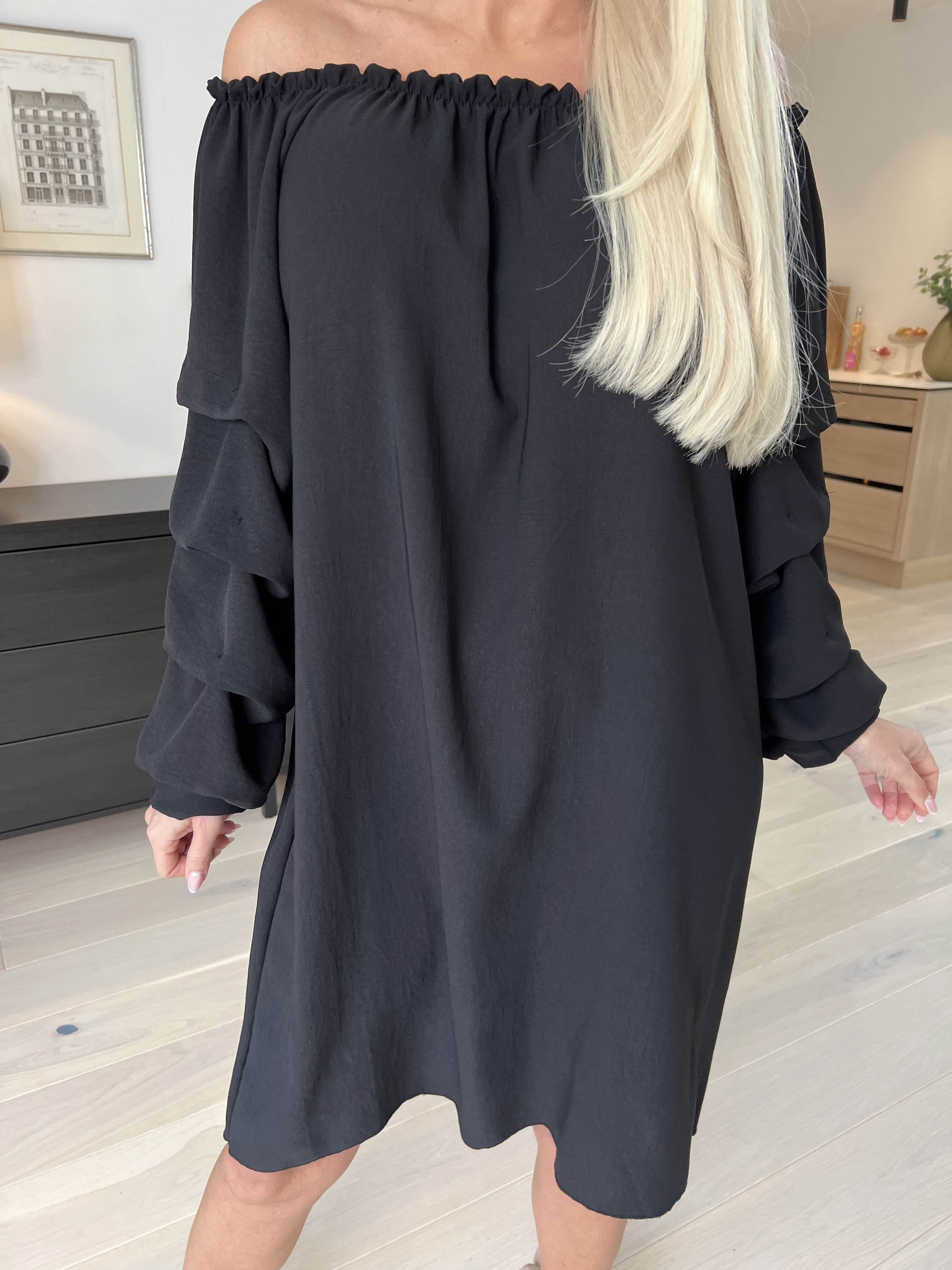 Joanna - Sød kjole i viskose med rynk på ærmerne