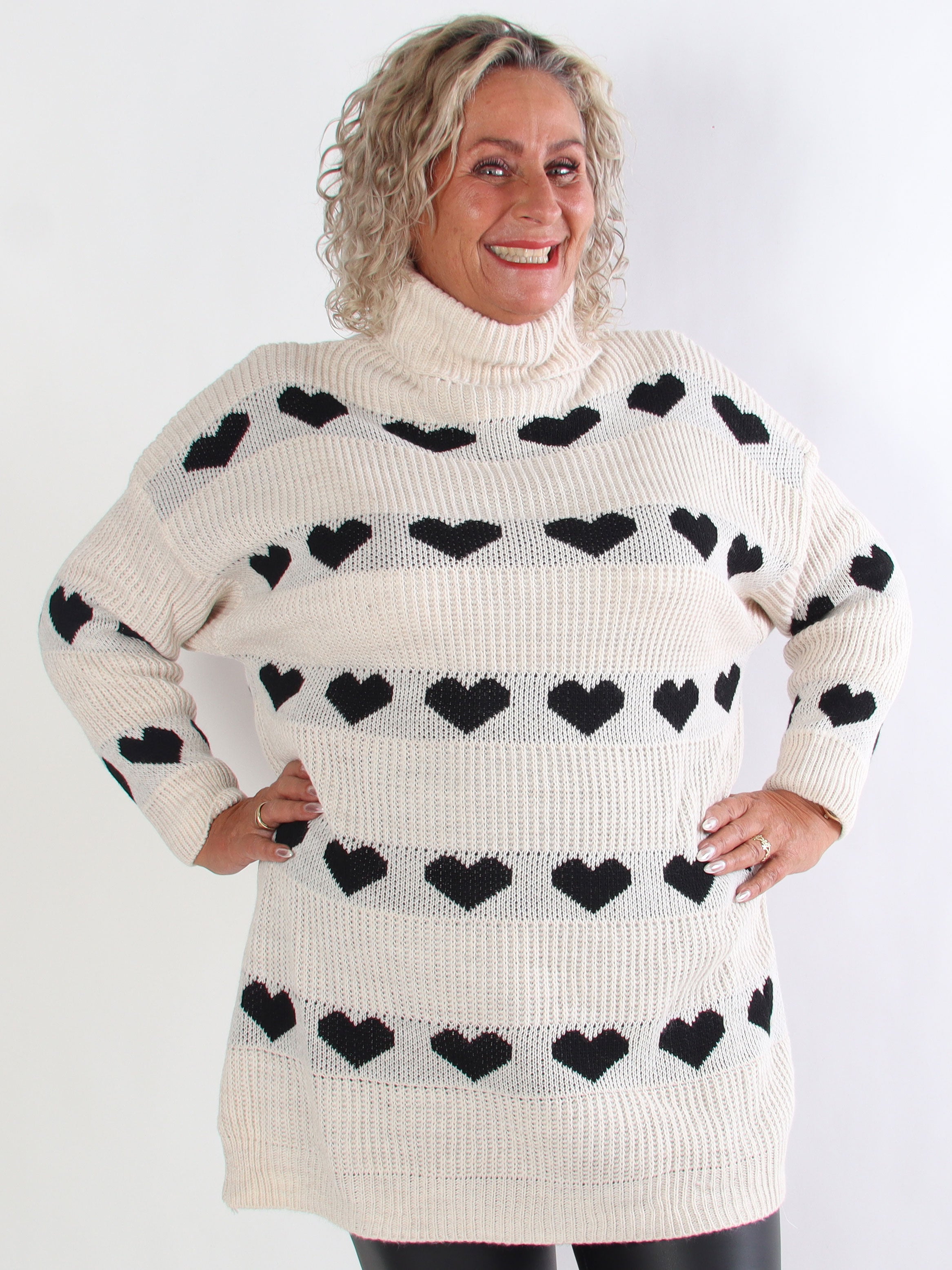 Jody - Plus size strikkjole med hjerter og rullekrave