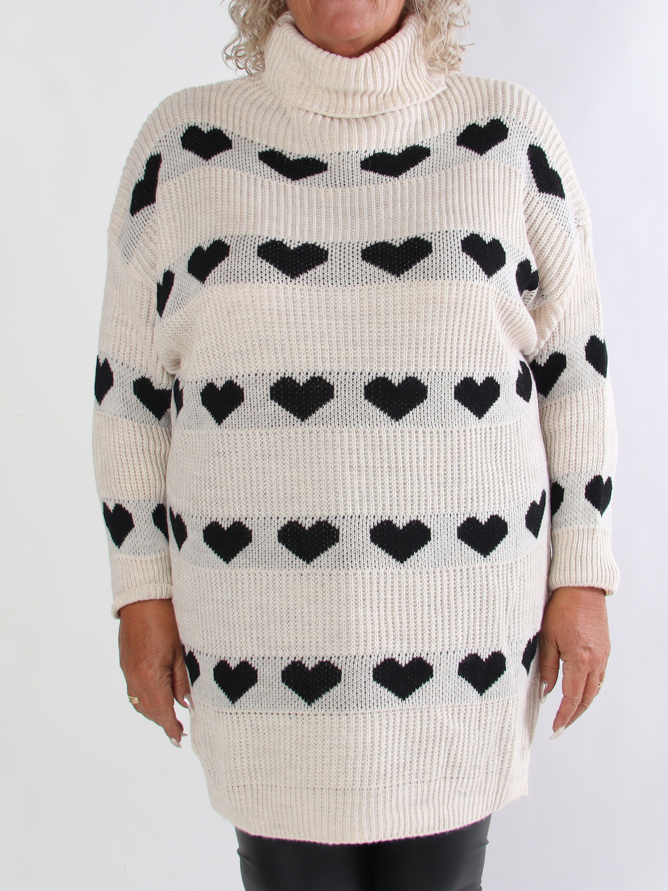 Jody - Plus size strikkjole med hjerter og rullekrave