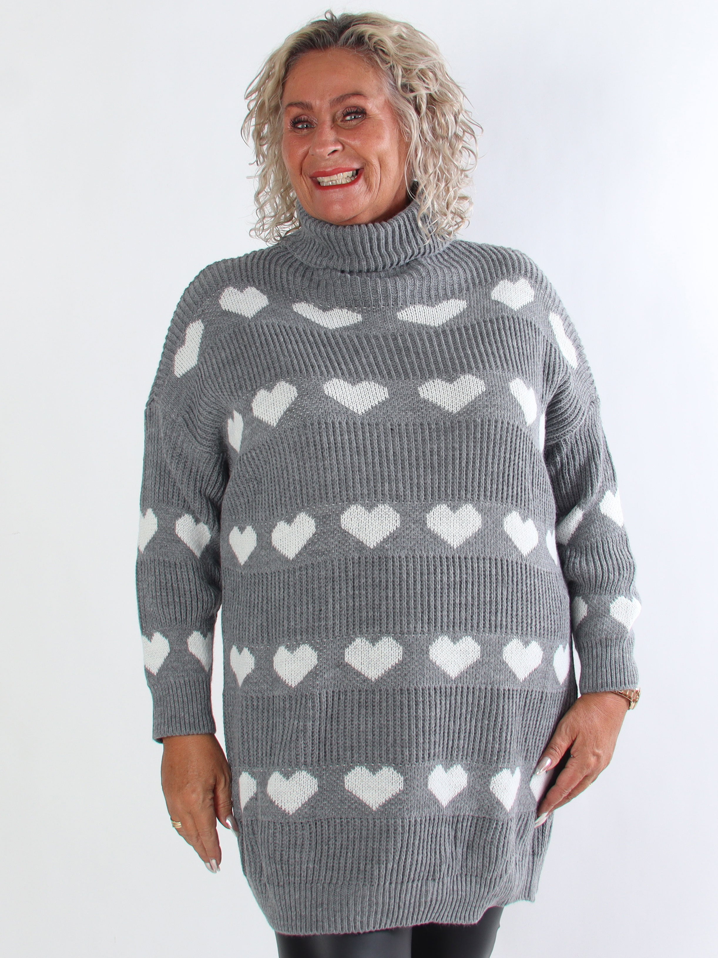 Jody - Plus size strikkjole med hjerter og rullekrave