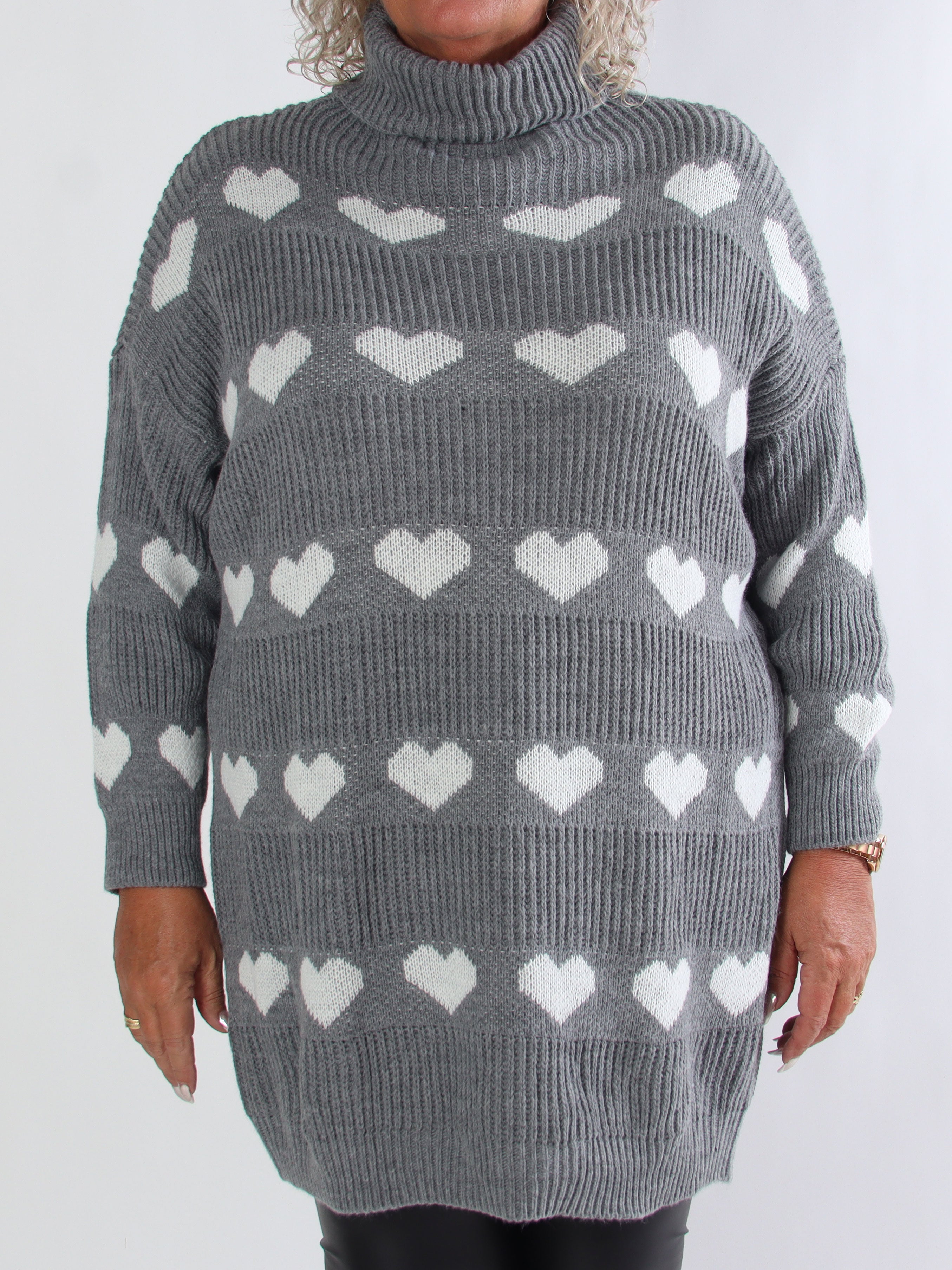 Jody - Plus size strikkjole med hjerter og rullekrave