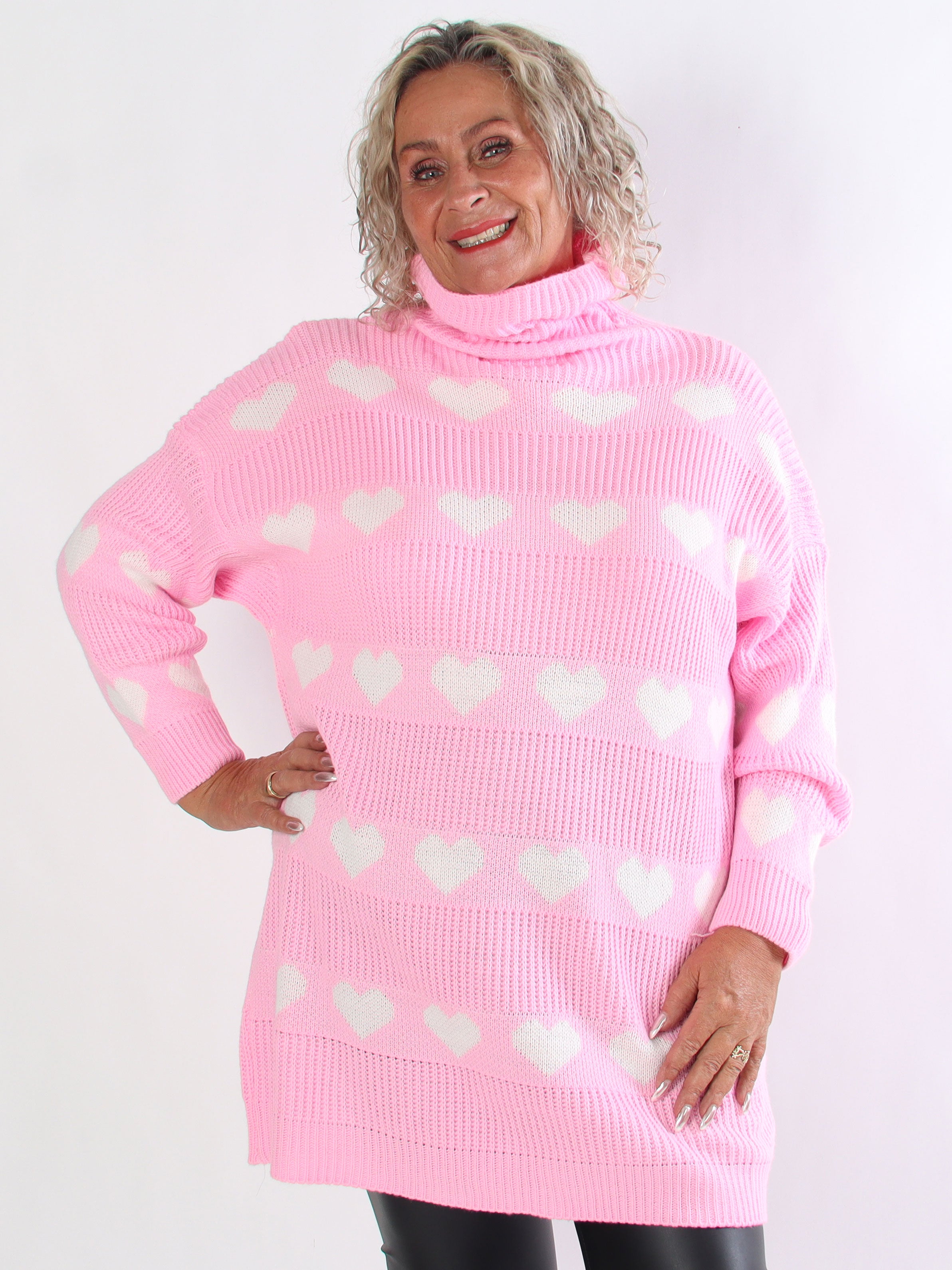 Jody - Plus size strikkjole med hjerter og rullekrave