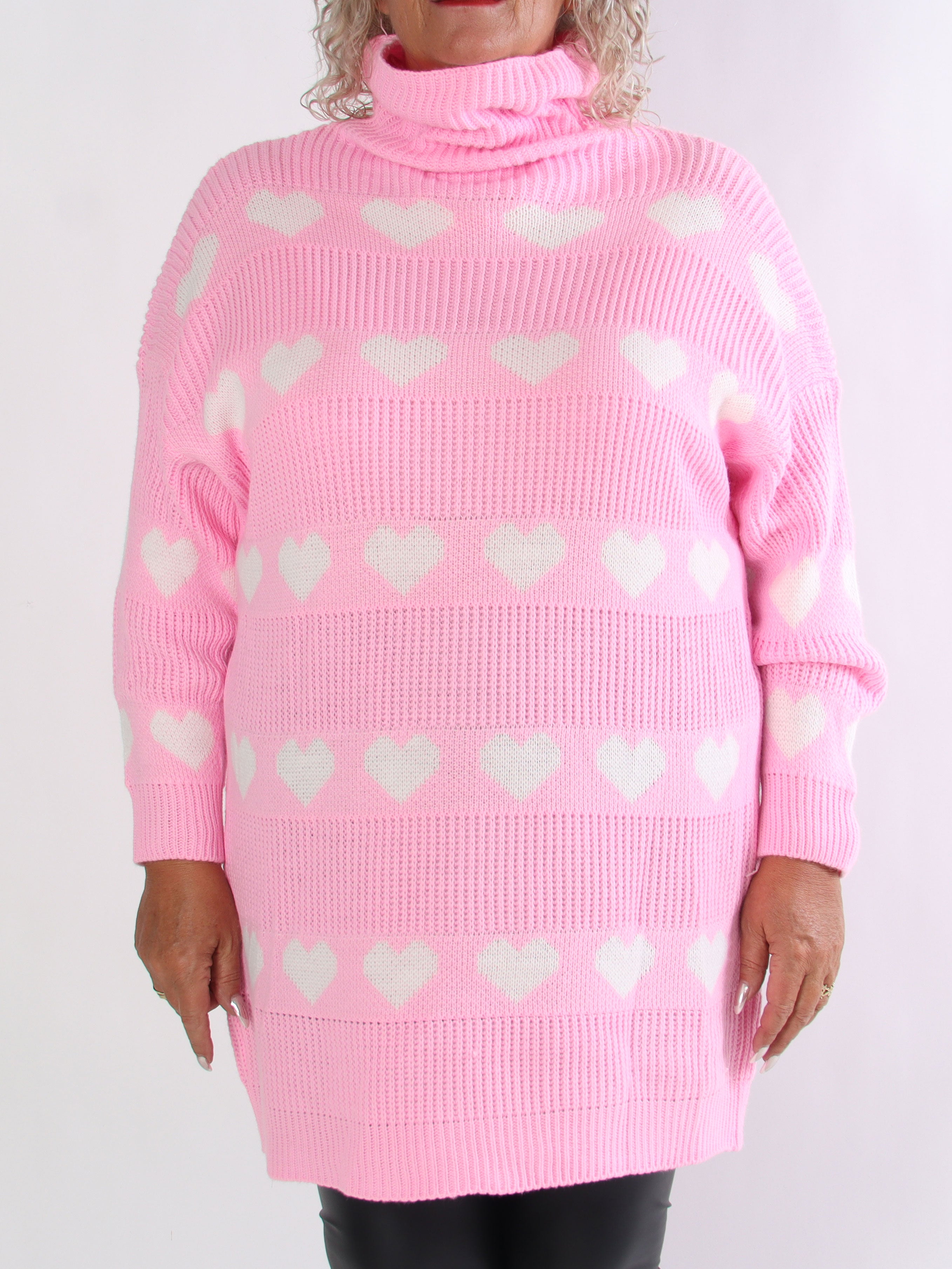 Jody - Plus size strikkjole med hjerter og rullekrave