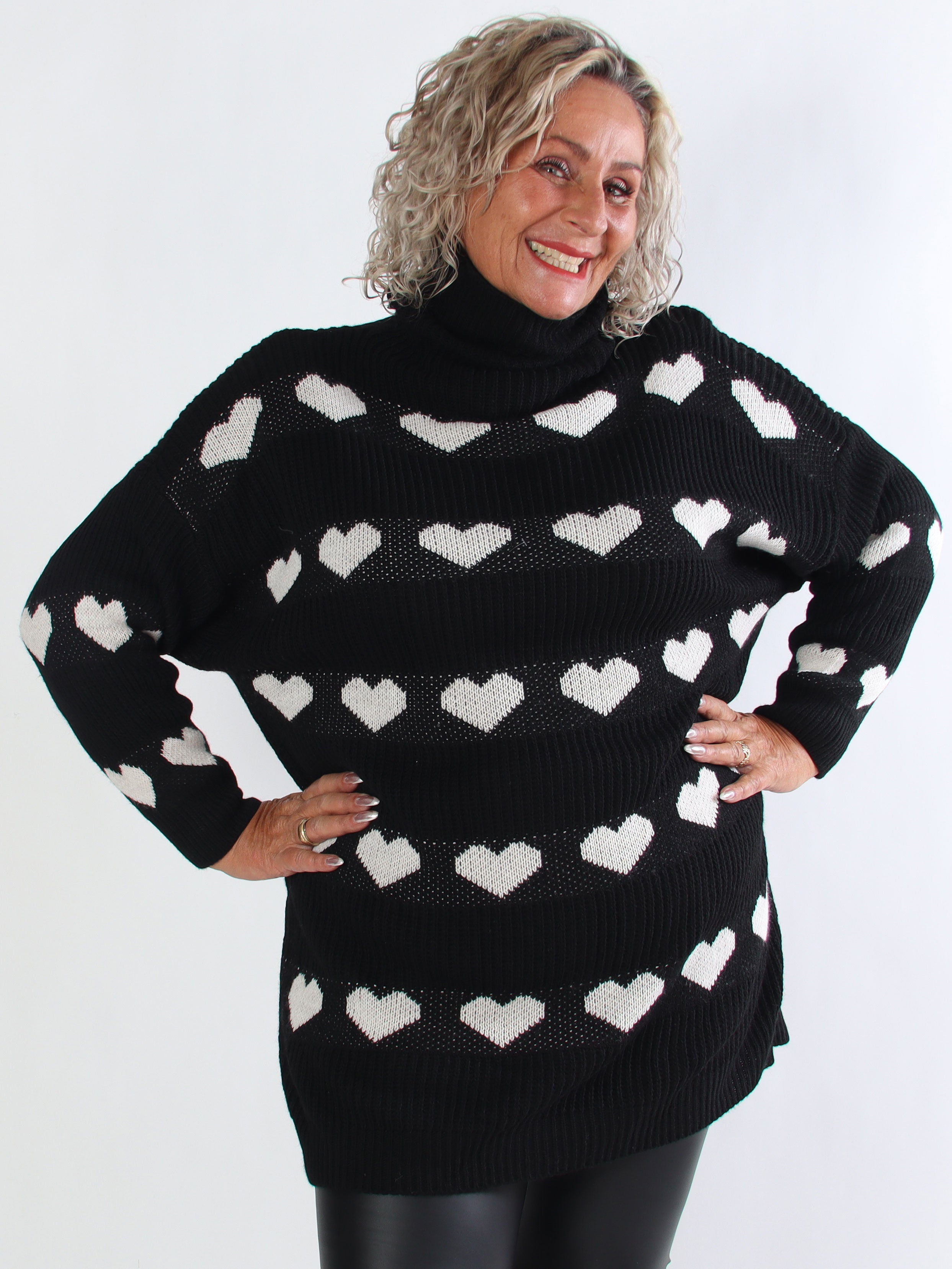 Jody - Plus size strikkjole med hjerter og rullekrave