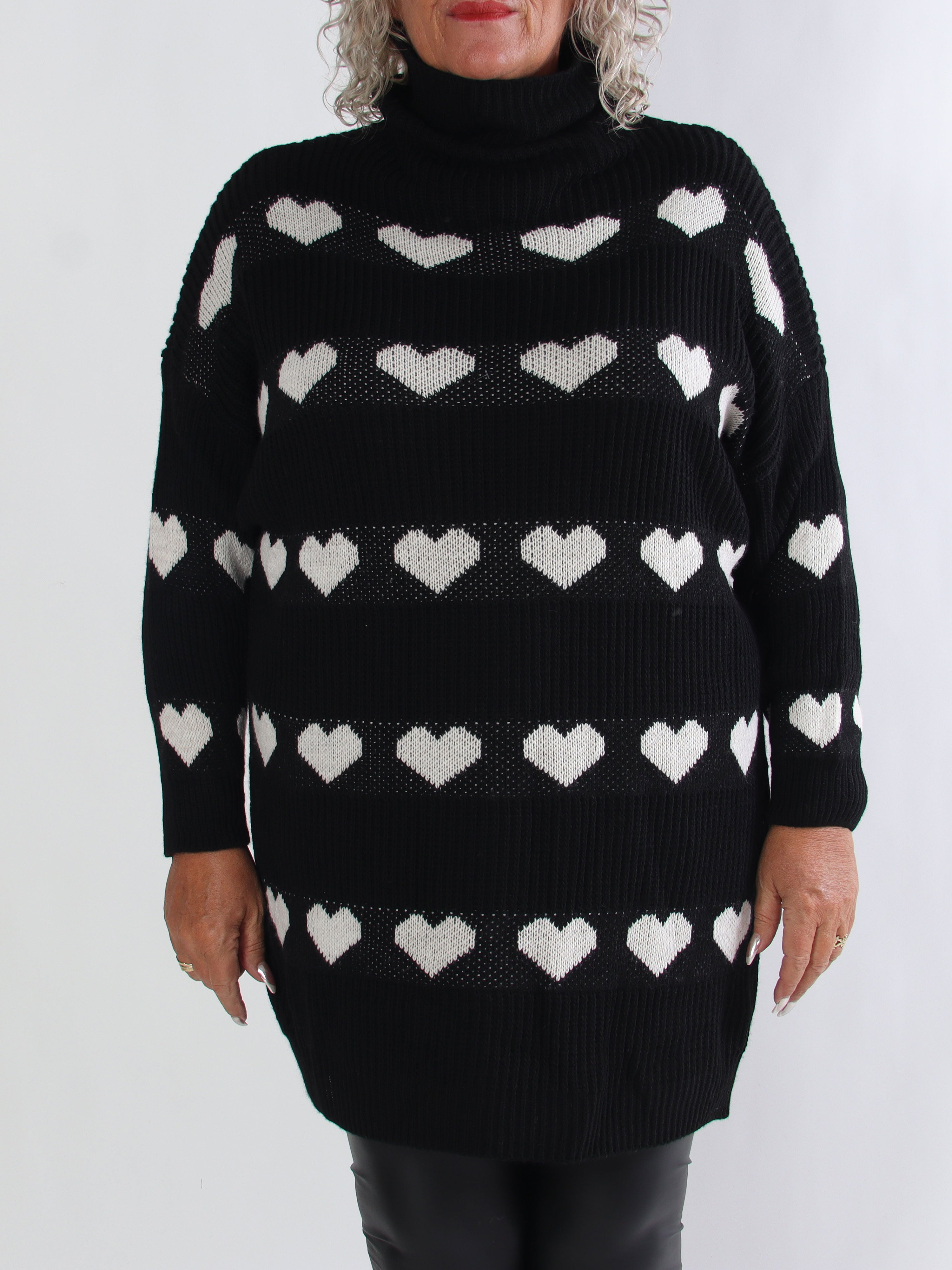 Jody - Plus size strikkjole med hjerter og rullekrave