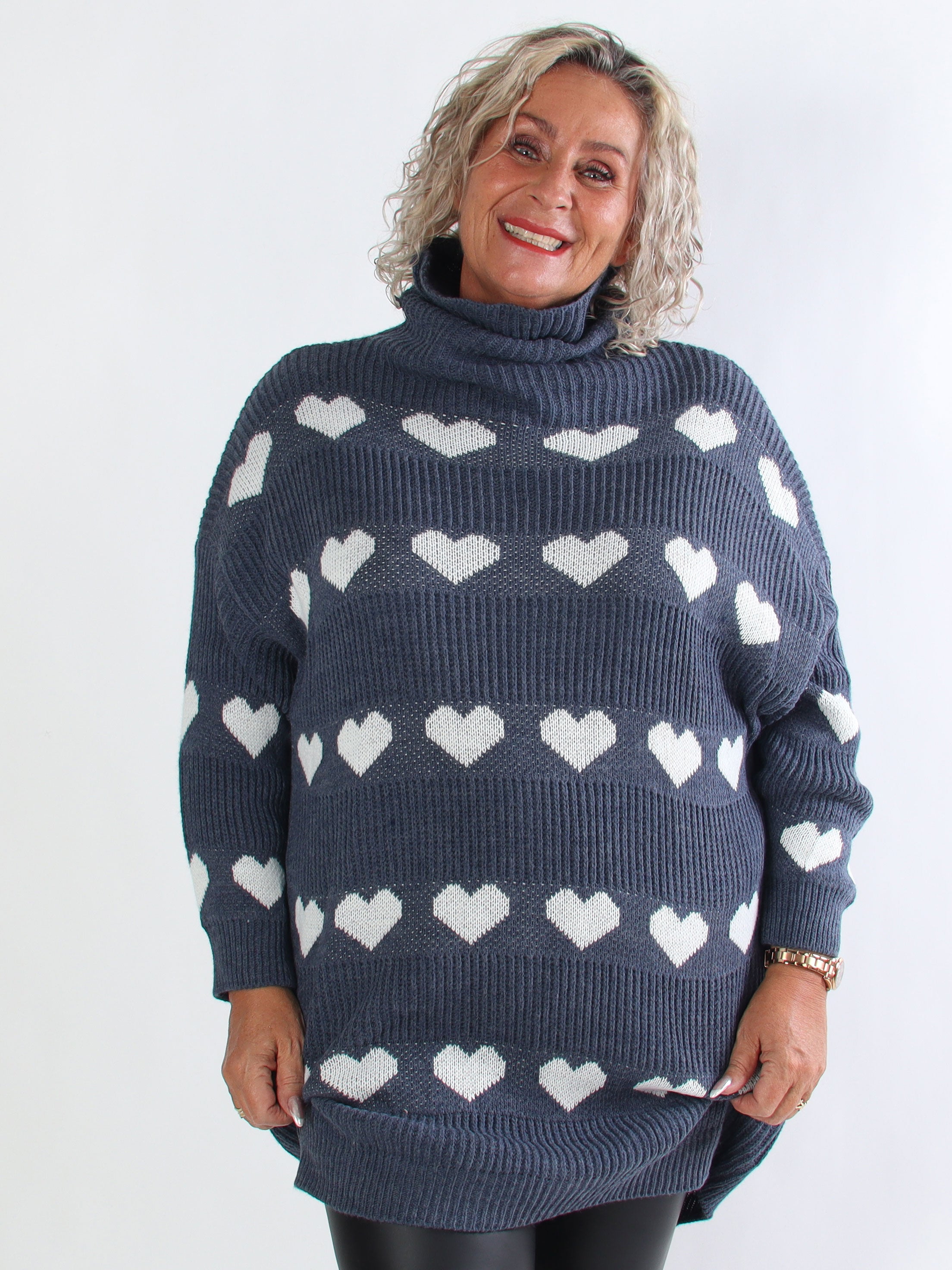 Jody - Plus size strikkjole med hjerter og rullekrave