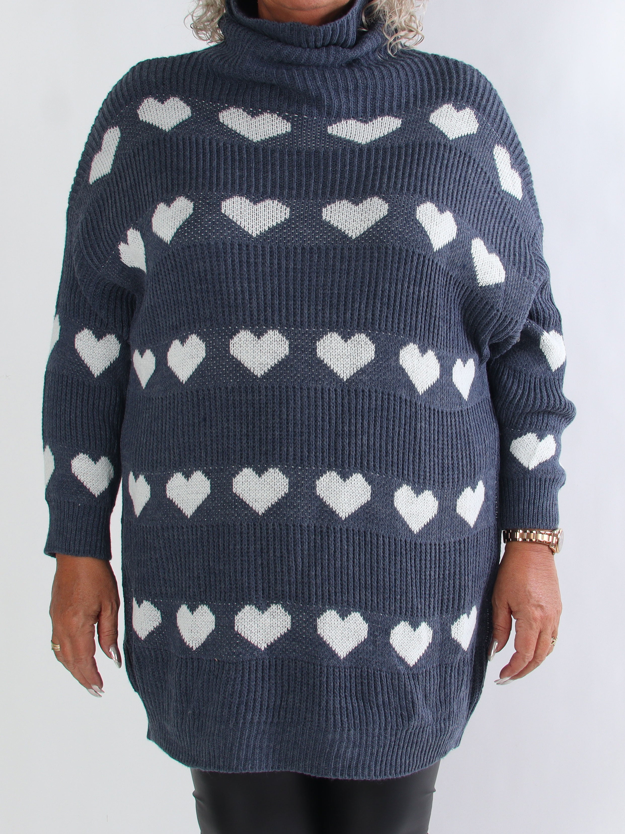 Jody - Plus size strikkjole med hjerter og rullekrave