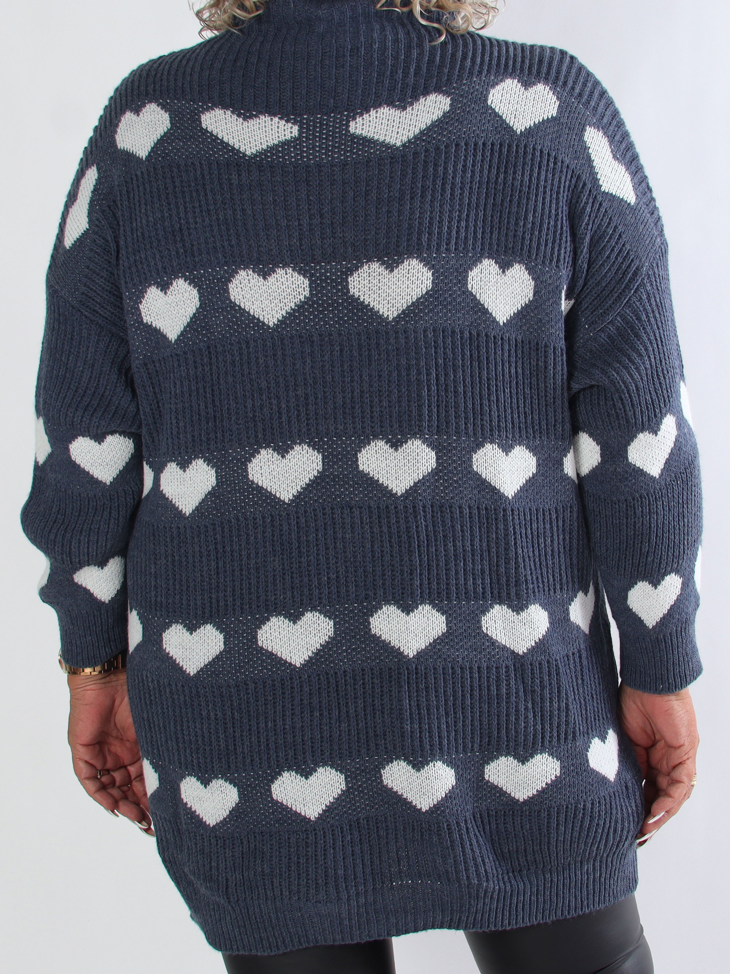 Jody - Plus size strikkjole med hjerter og rullekrave