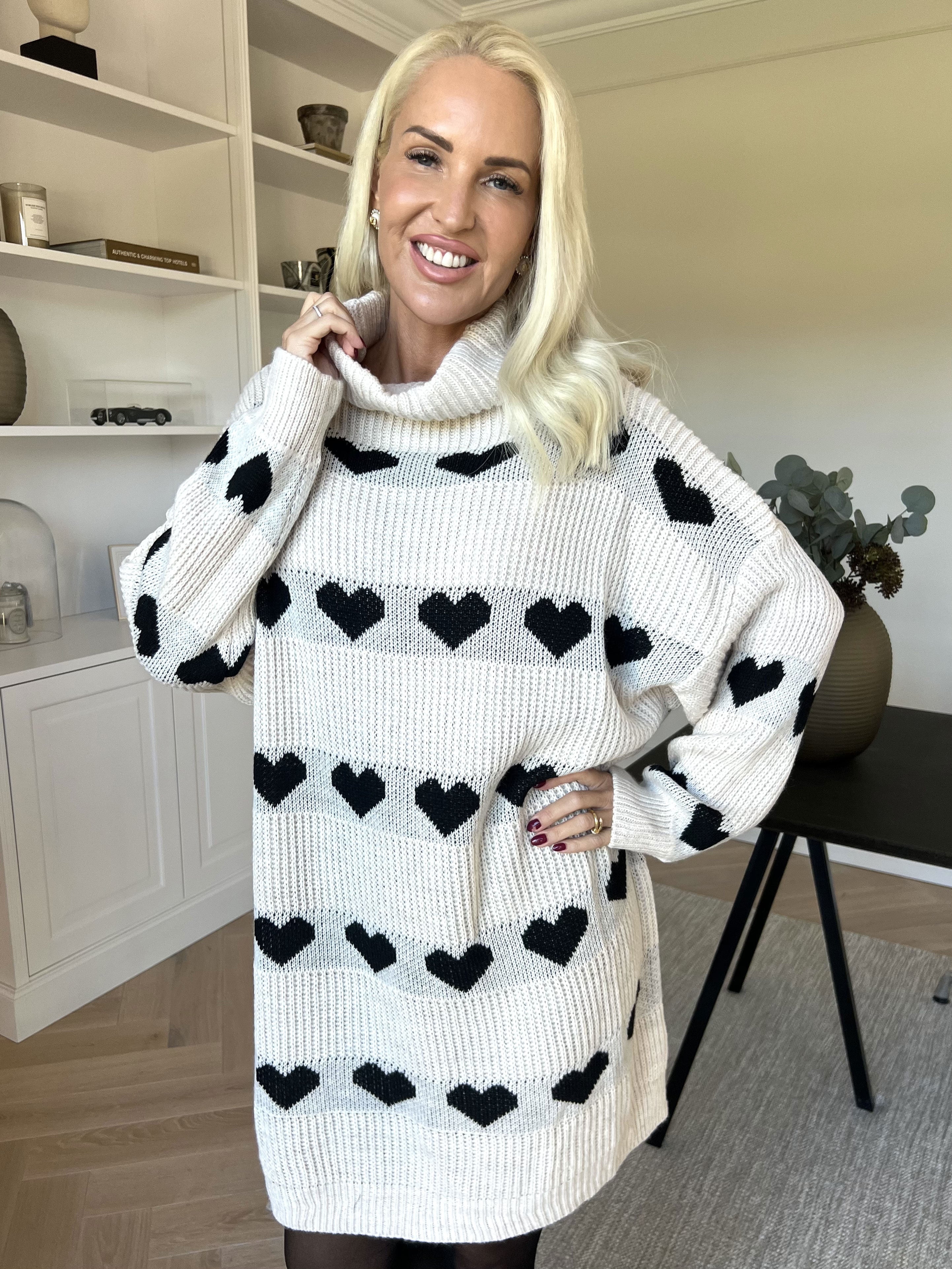 Jody - Strikkjole med hjerter og rullekrave