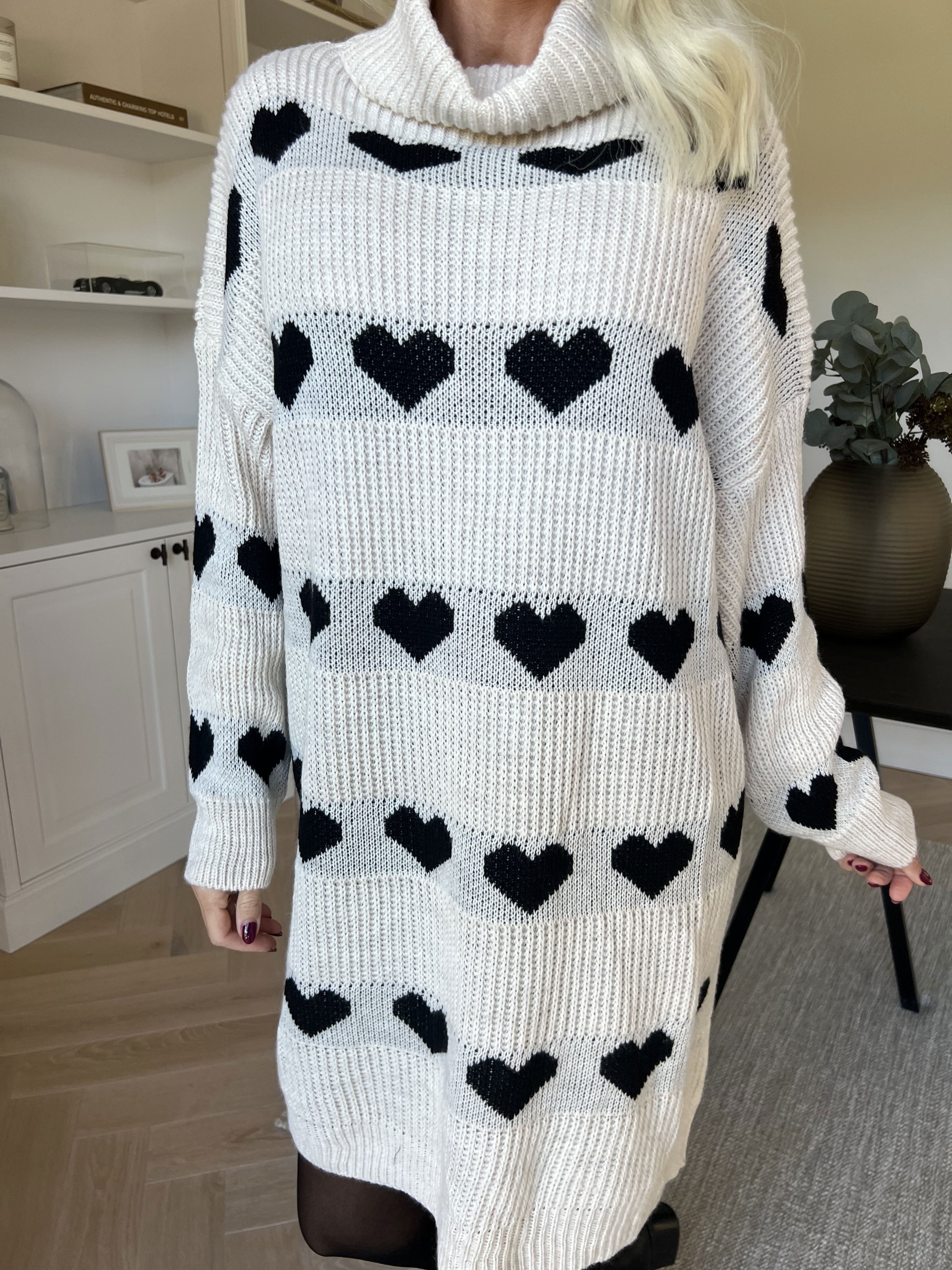 Jody - Strikkjole med hjerter og rullekrave