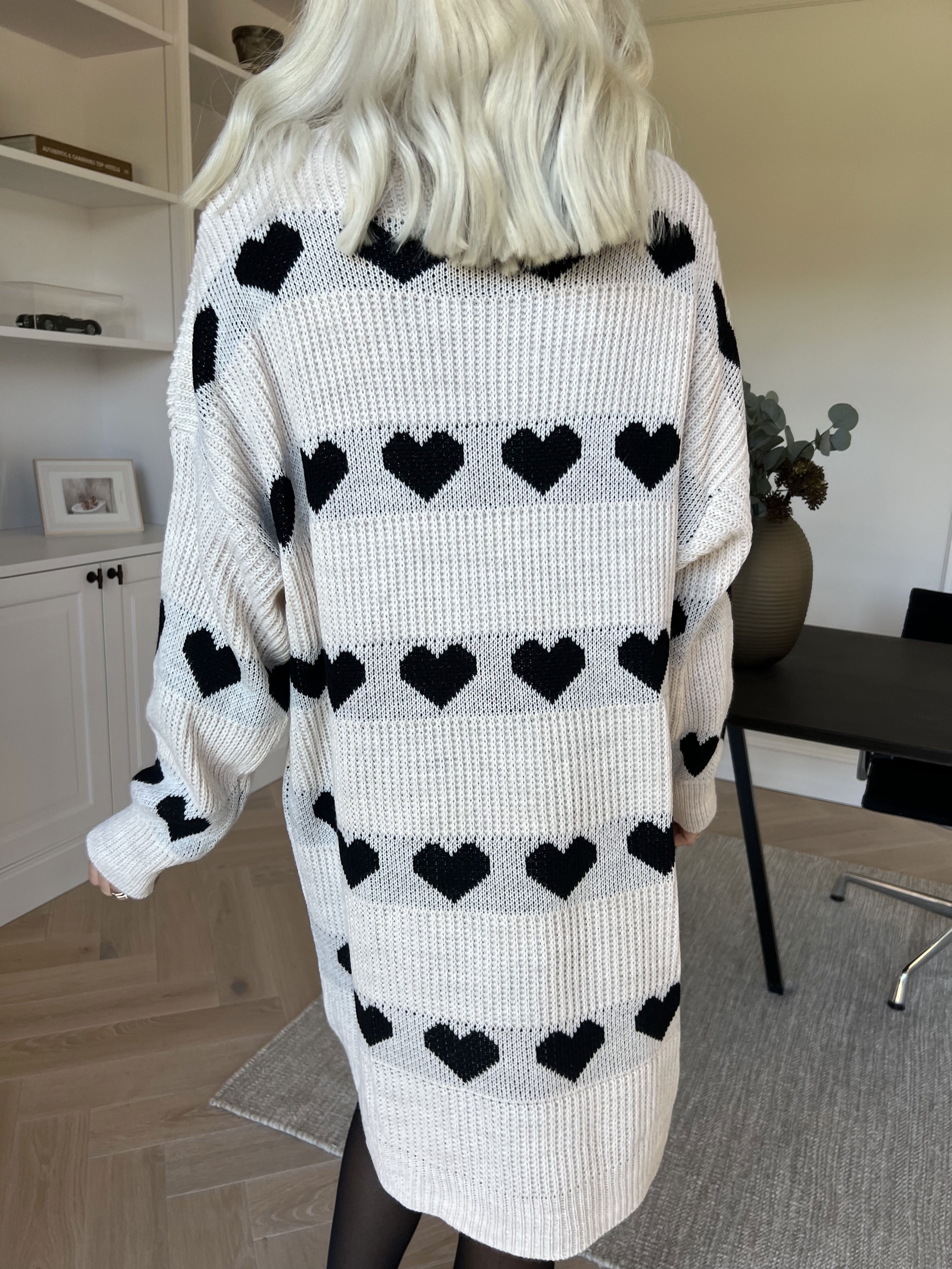 Jody - Strikkjole med hjerter og rullekrave