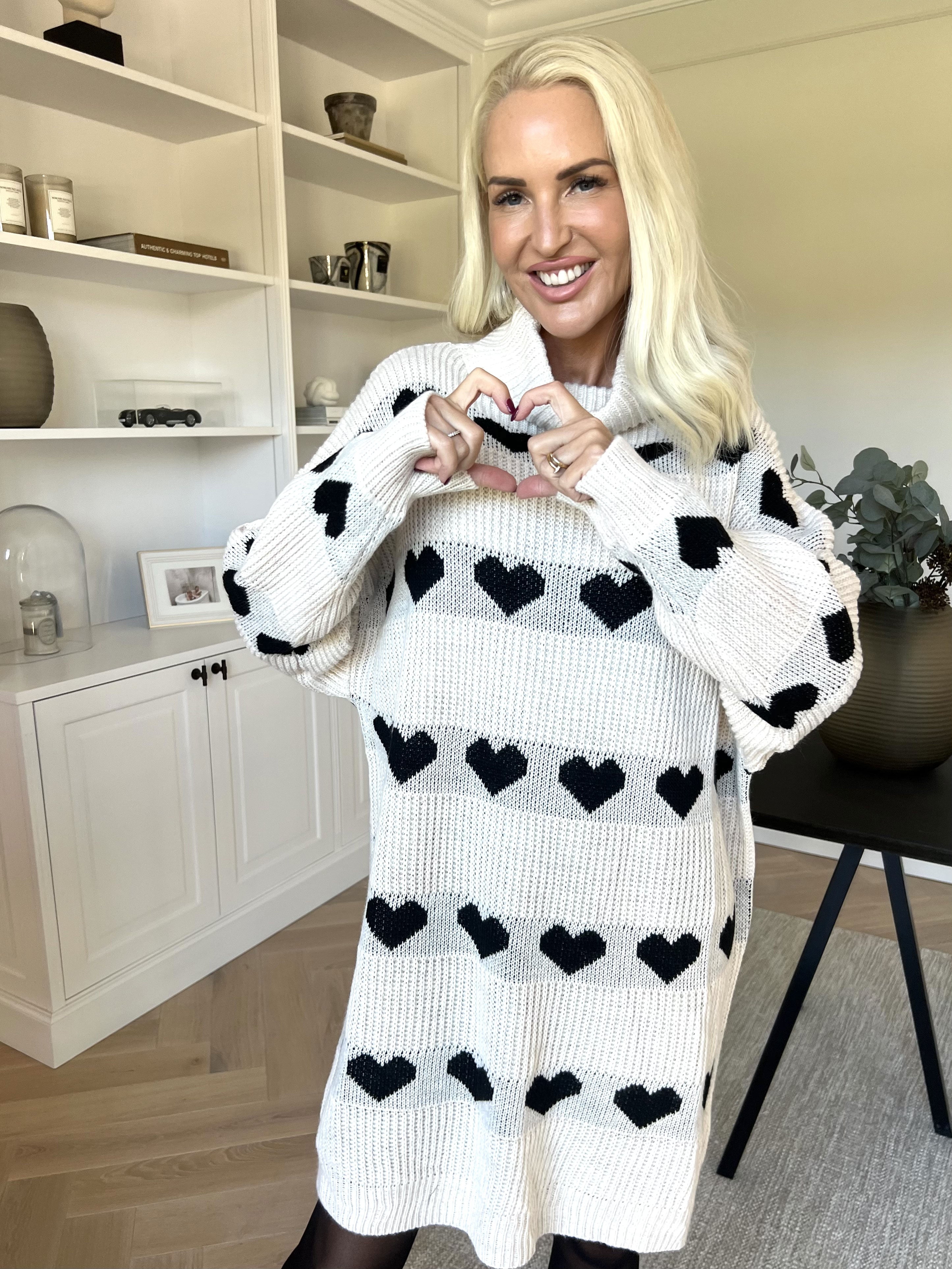 Jody - Strikkjole med hjerter og rullekrave