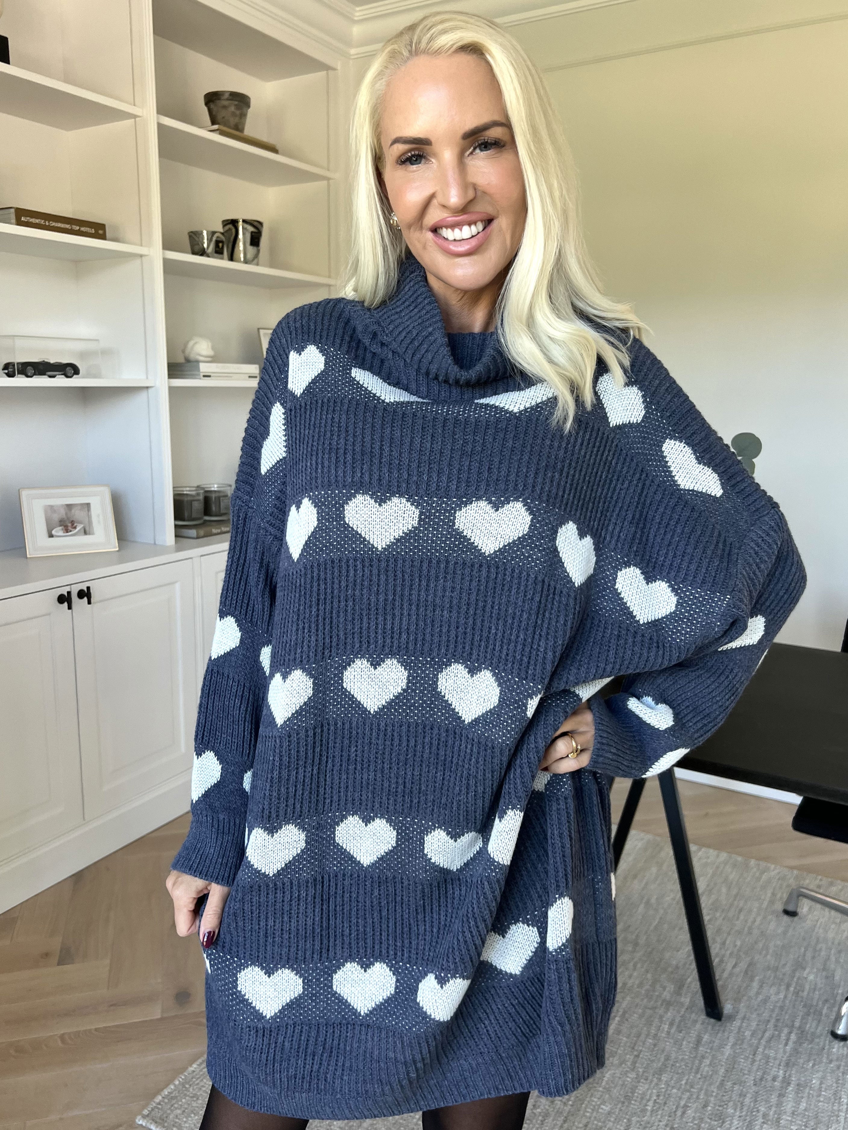 Jody - Strikkjole med hjerter og rullekrave