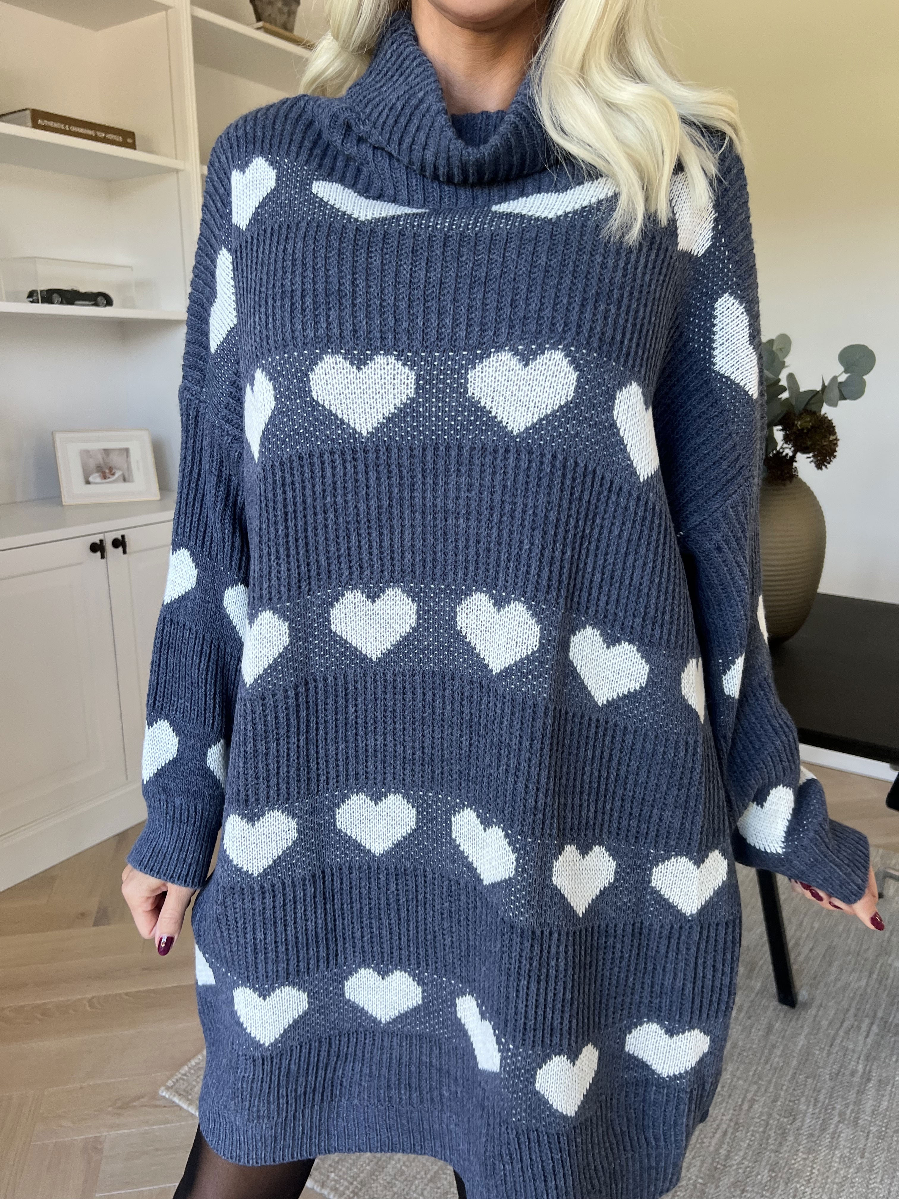 Jody - Strikkjole med hjerter og rullekrave