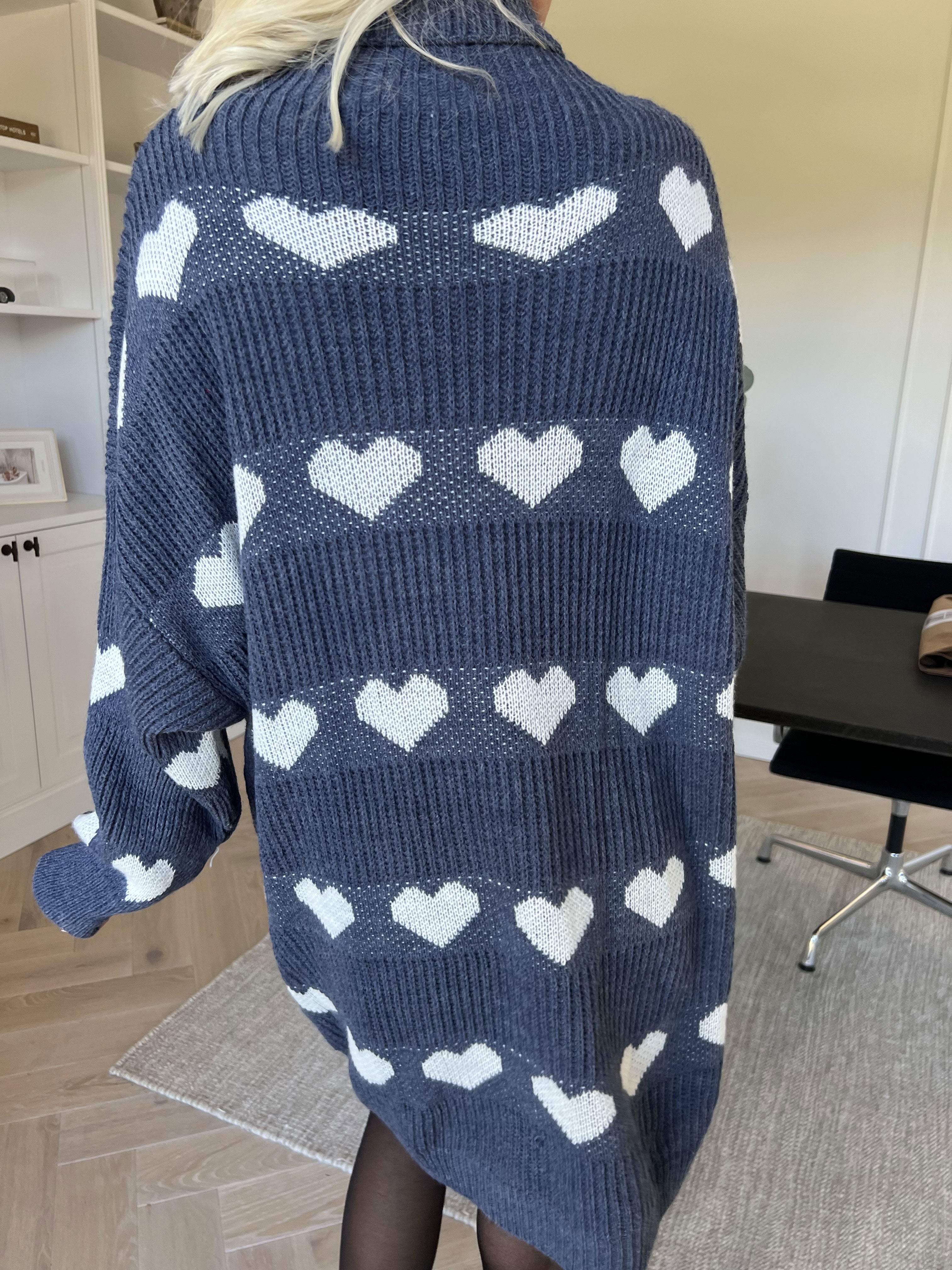 Jody - Strikkjole med hjerter og rullekrave