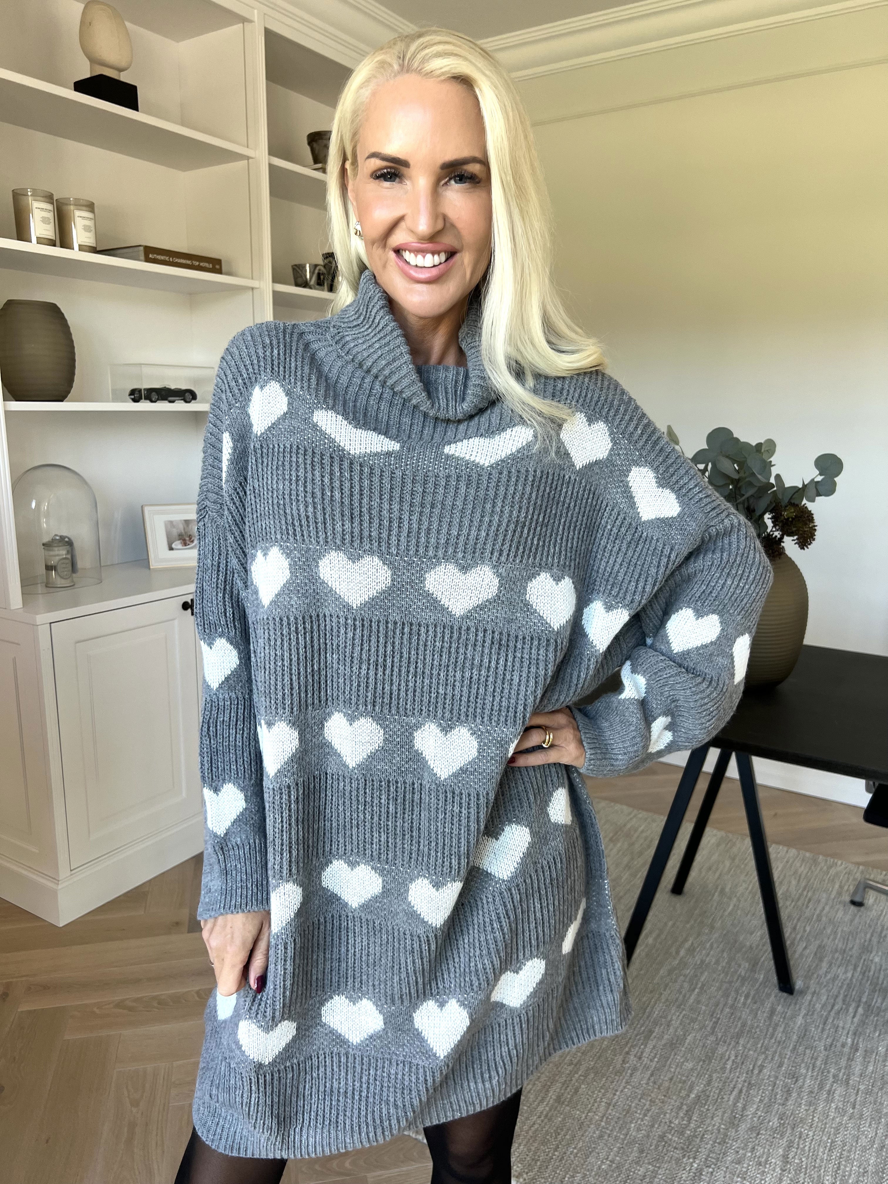 Jody - Strikkjole med hjerter og rullekrave