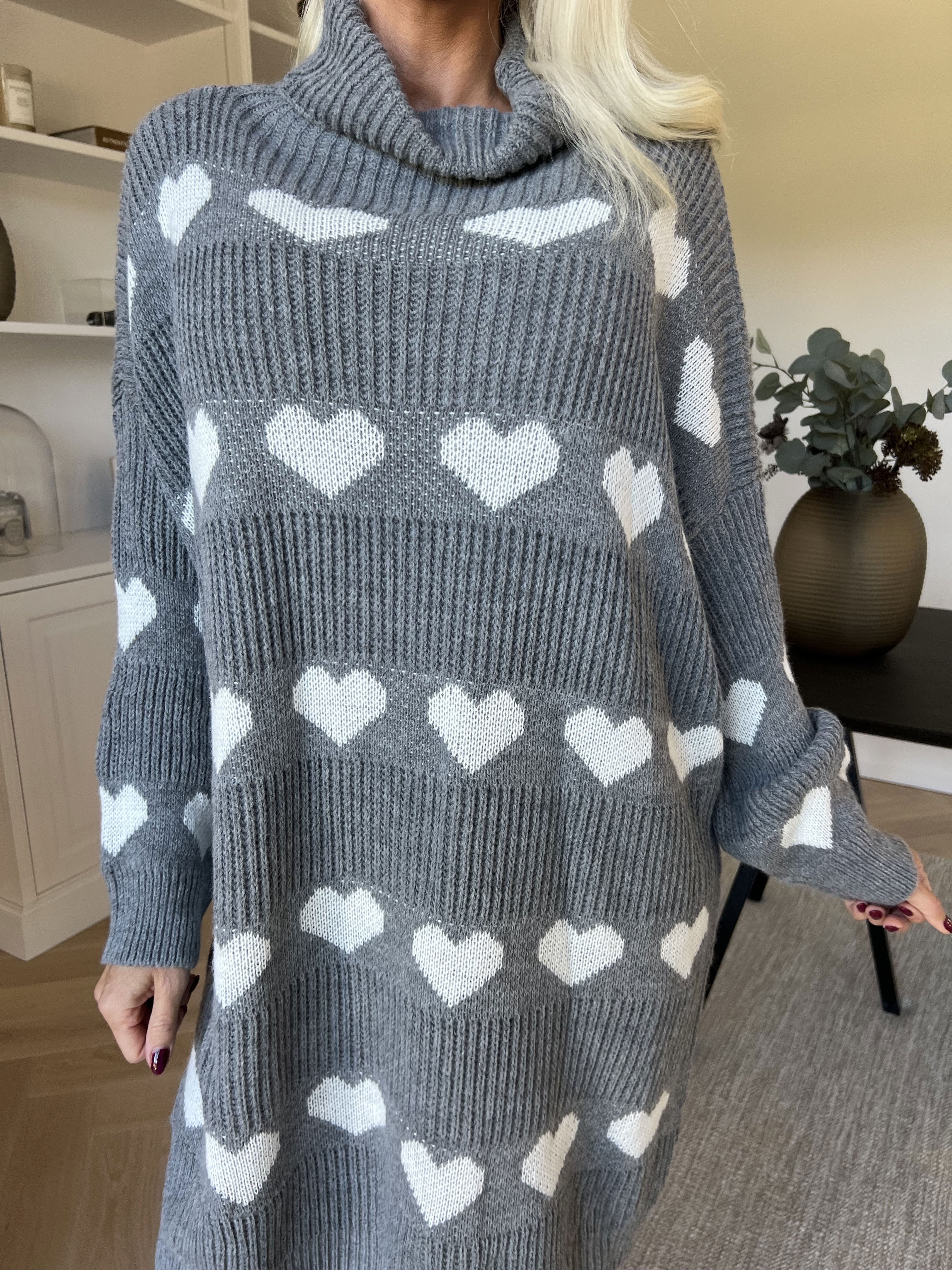 Jody - Strikkjole med hjerter og rullekrave