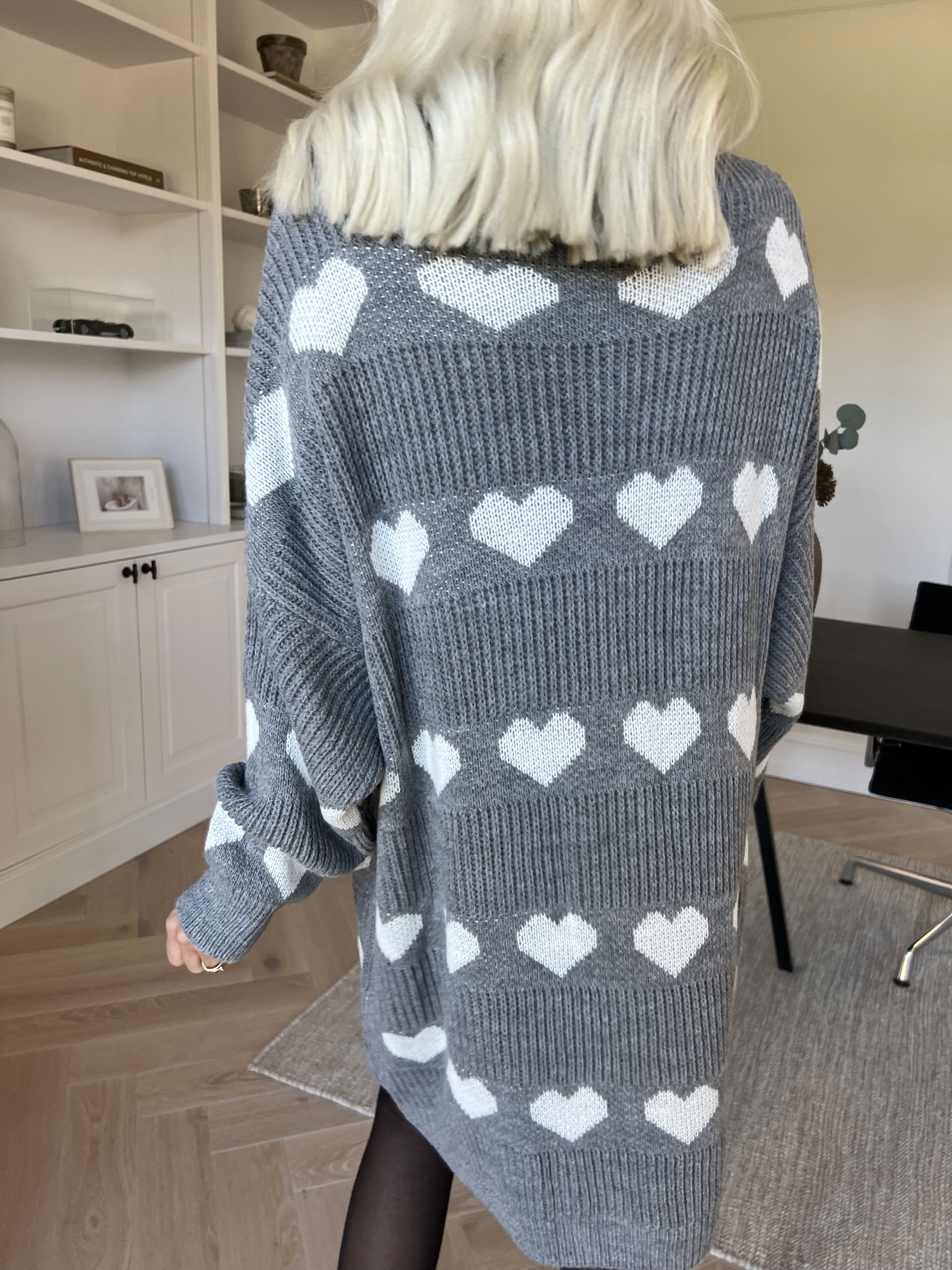 Jody - Strikkjole med hjerter og rullekrave