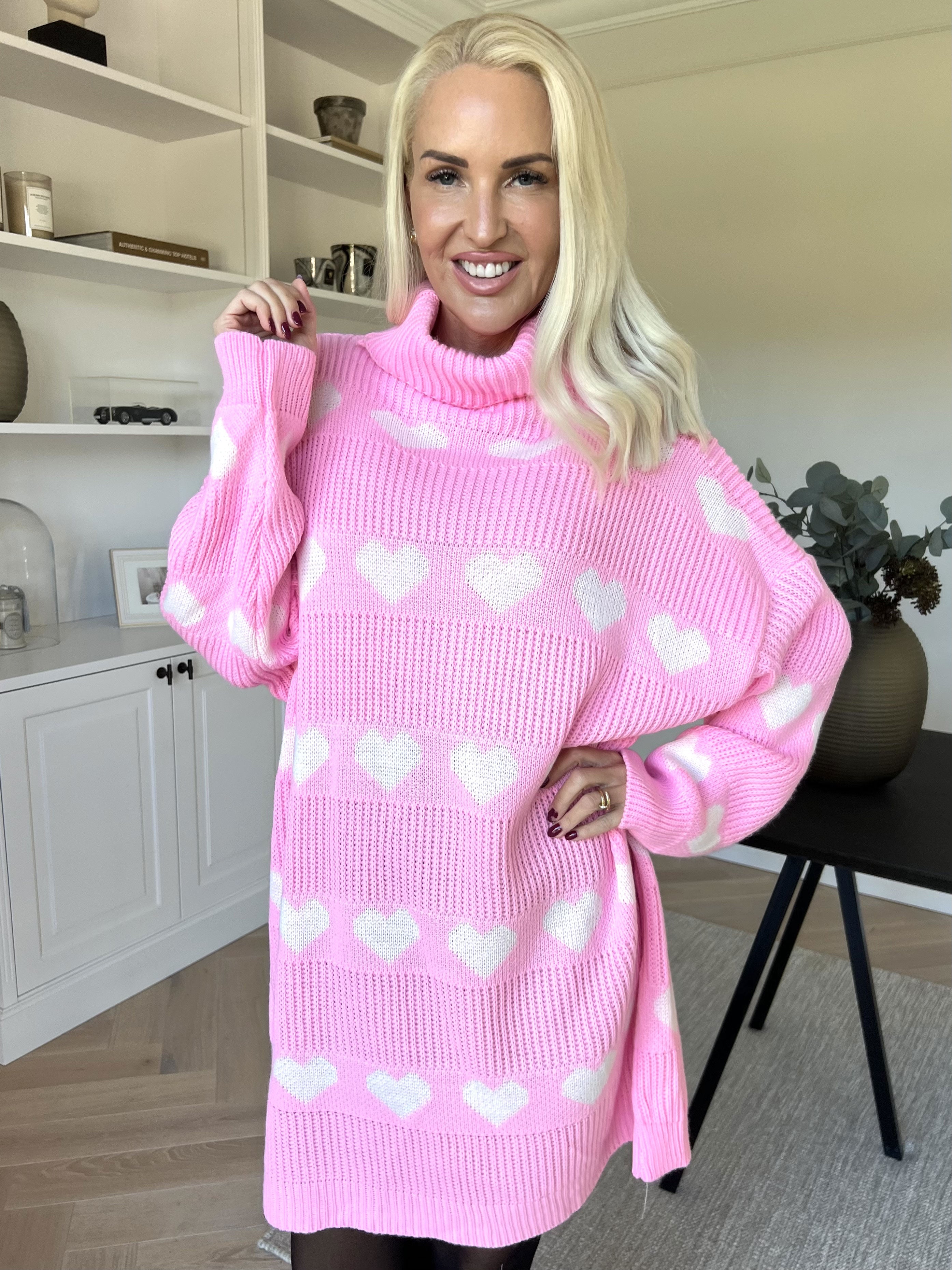 Jody - Strikkjole med hjerter og rullekrave