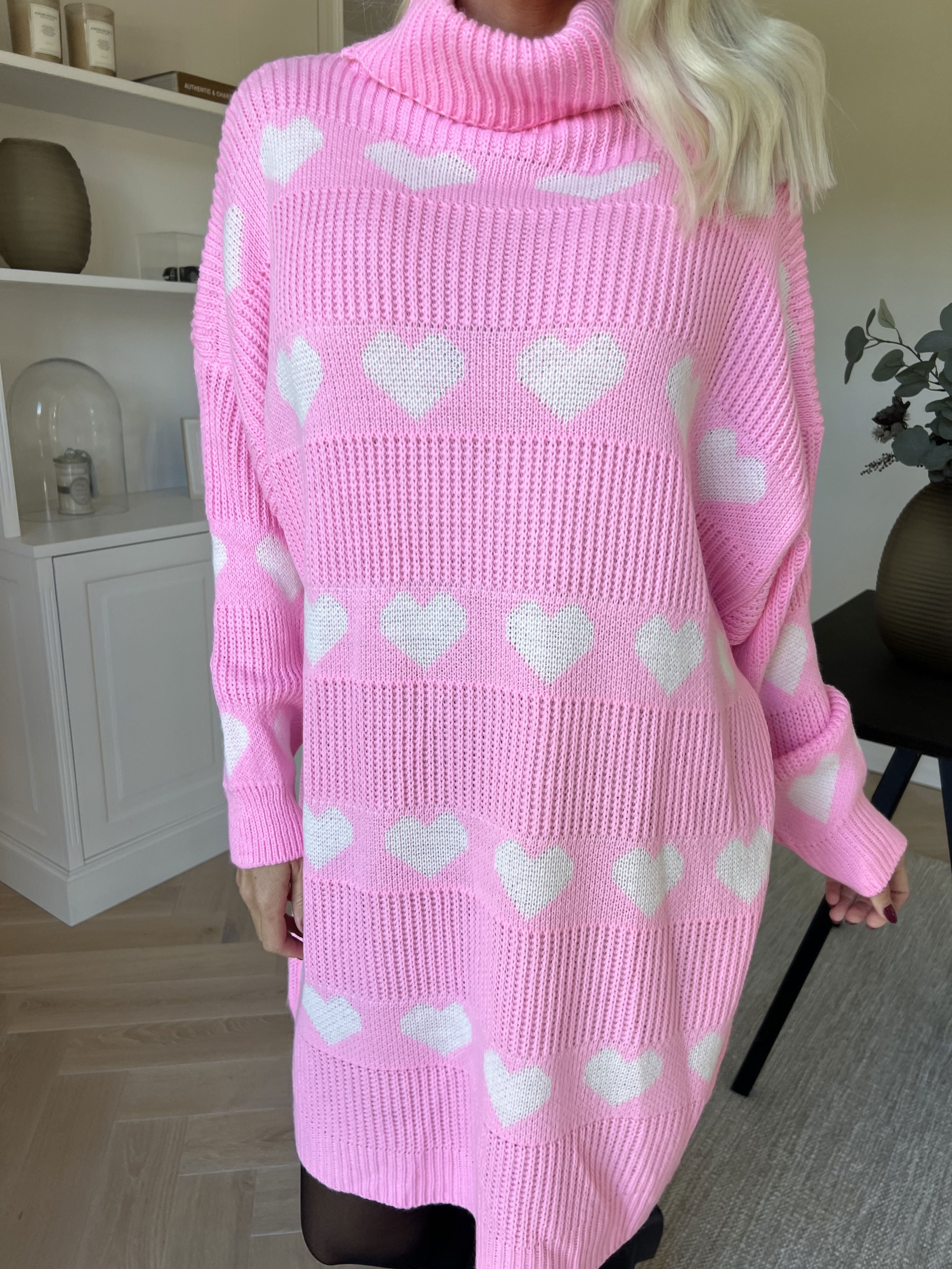 Jody - Strikkjole med hjerter og rullekrave