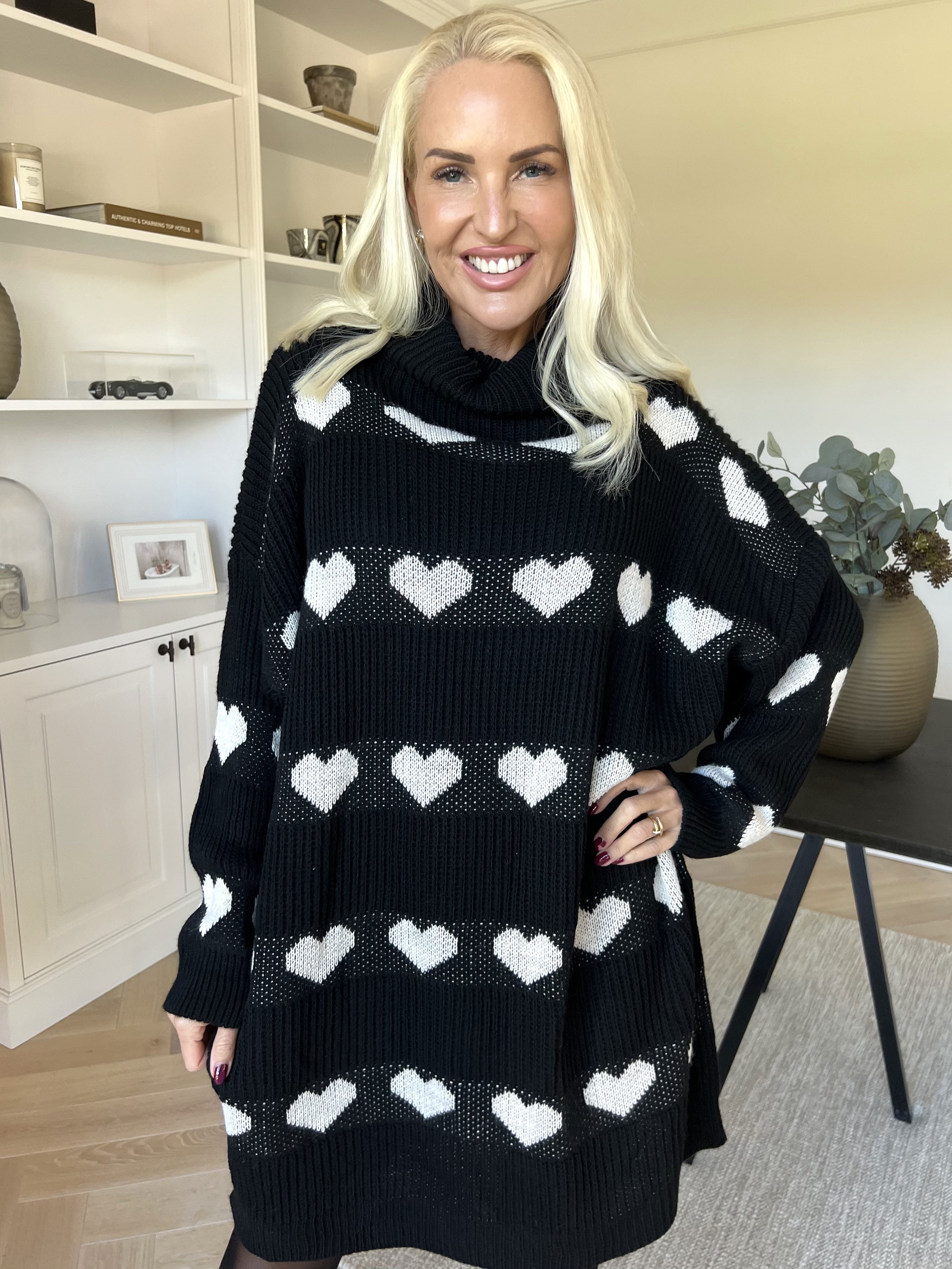 Jody - Strikkjole med hjerter og rullekrave