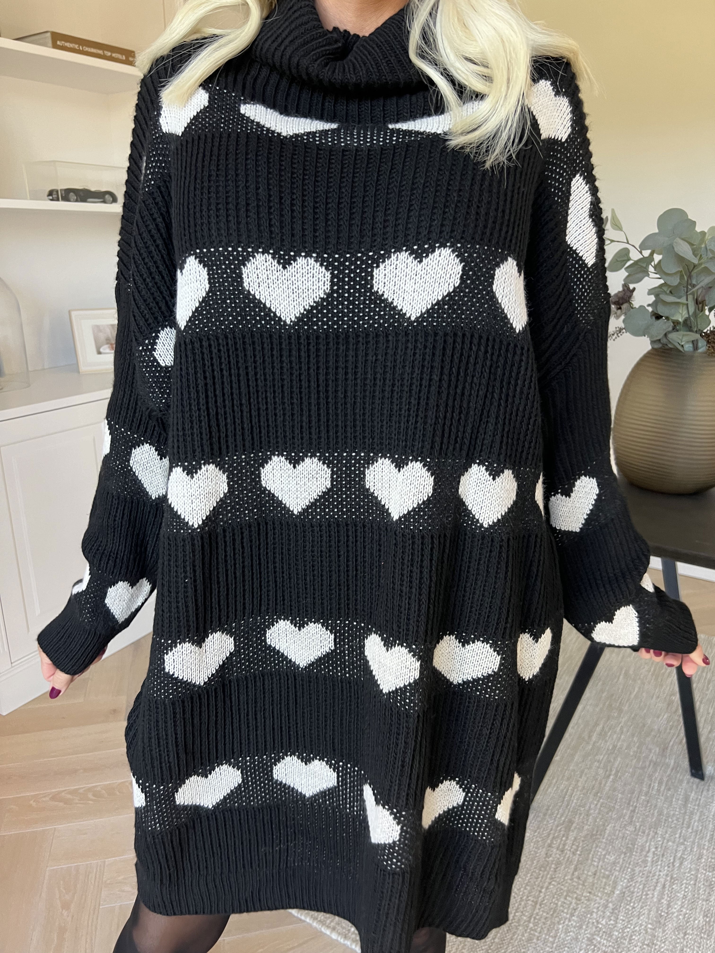 Jody - Strikkjole med hjerter og rullekrave