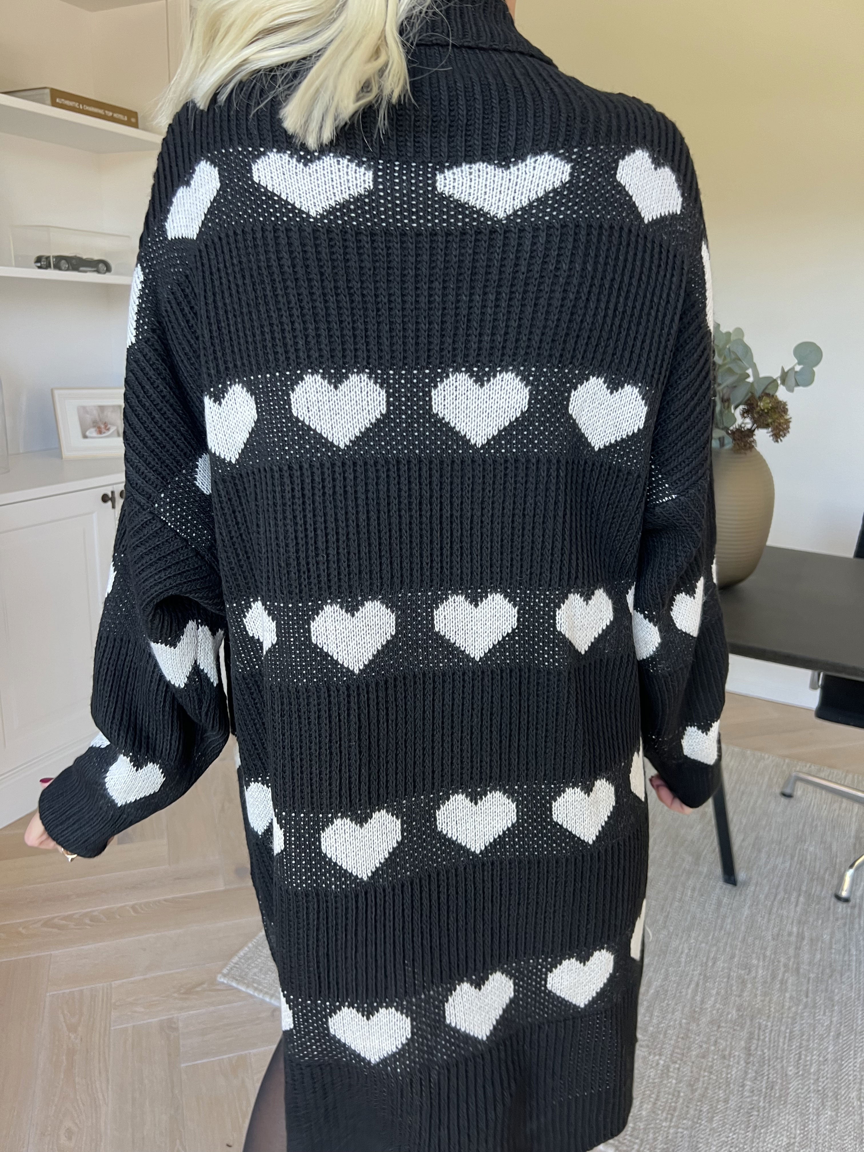 Jody - Strikkjole med hjerter og rullekrave