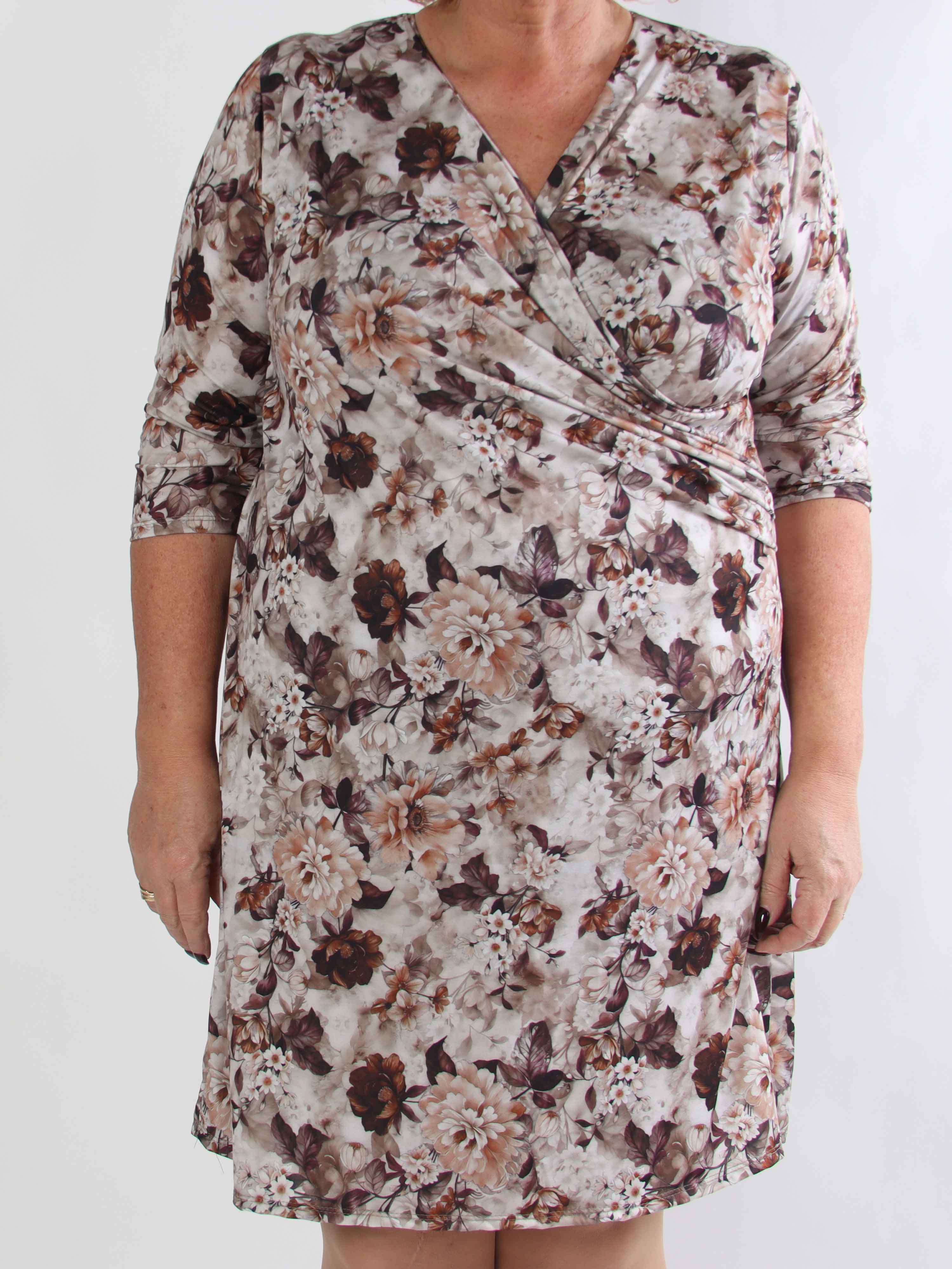 Josie - Sød plus size kjole med fine bonderoser og slå-om look