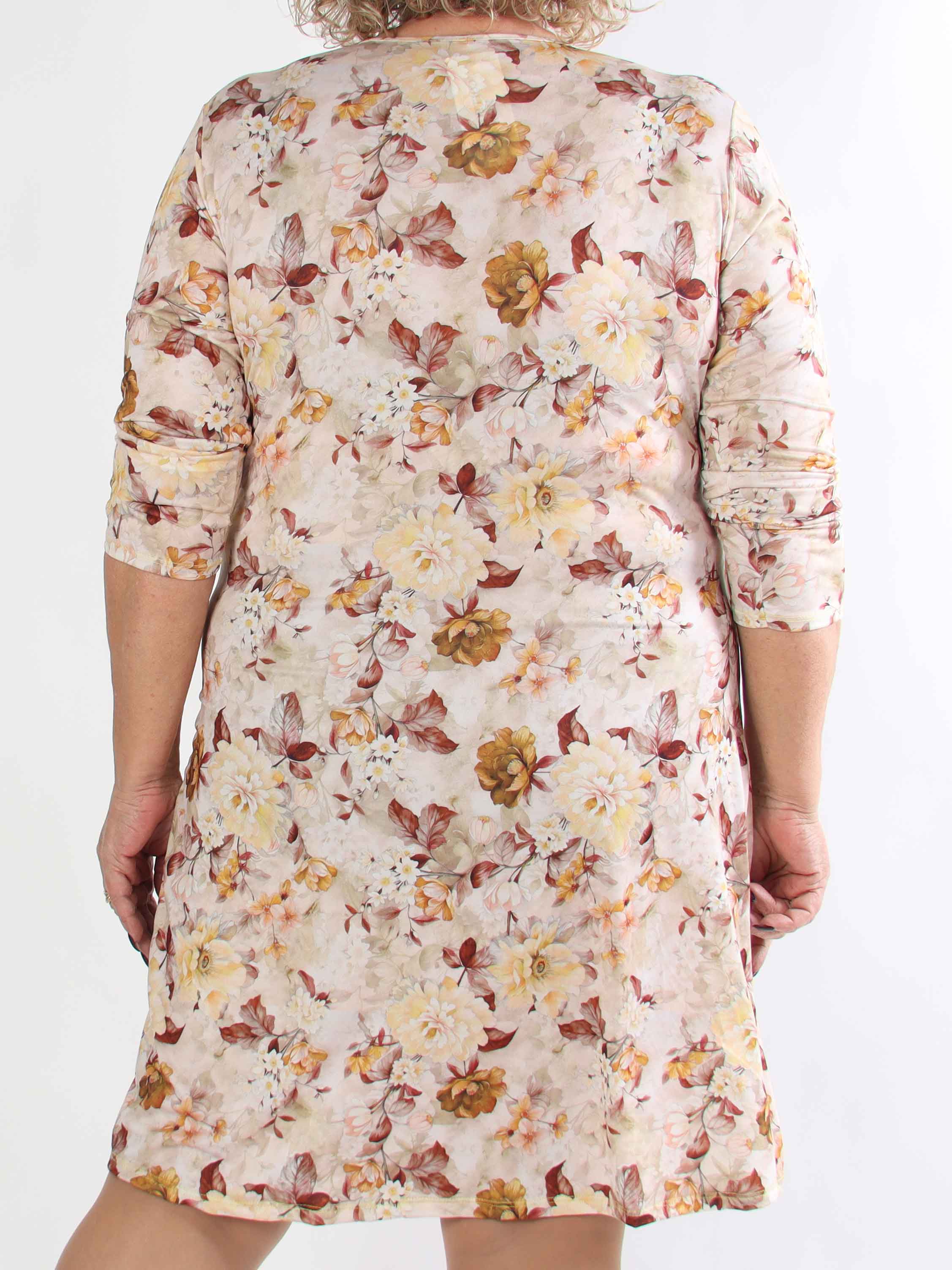 Josie - Sød plus size kjole med fine bonderoser og slå-om look