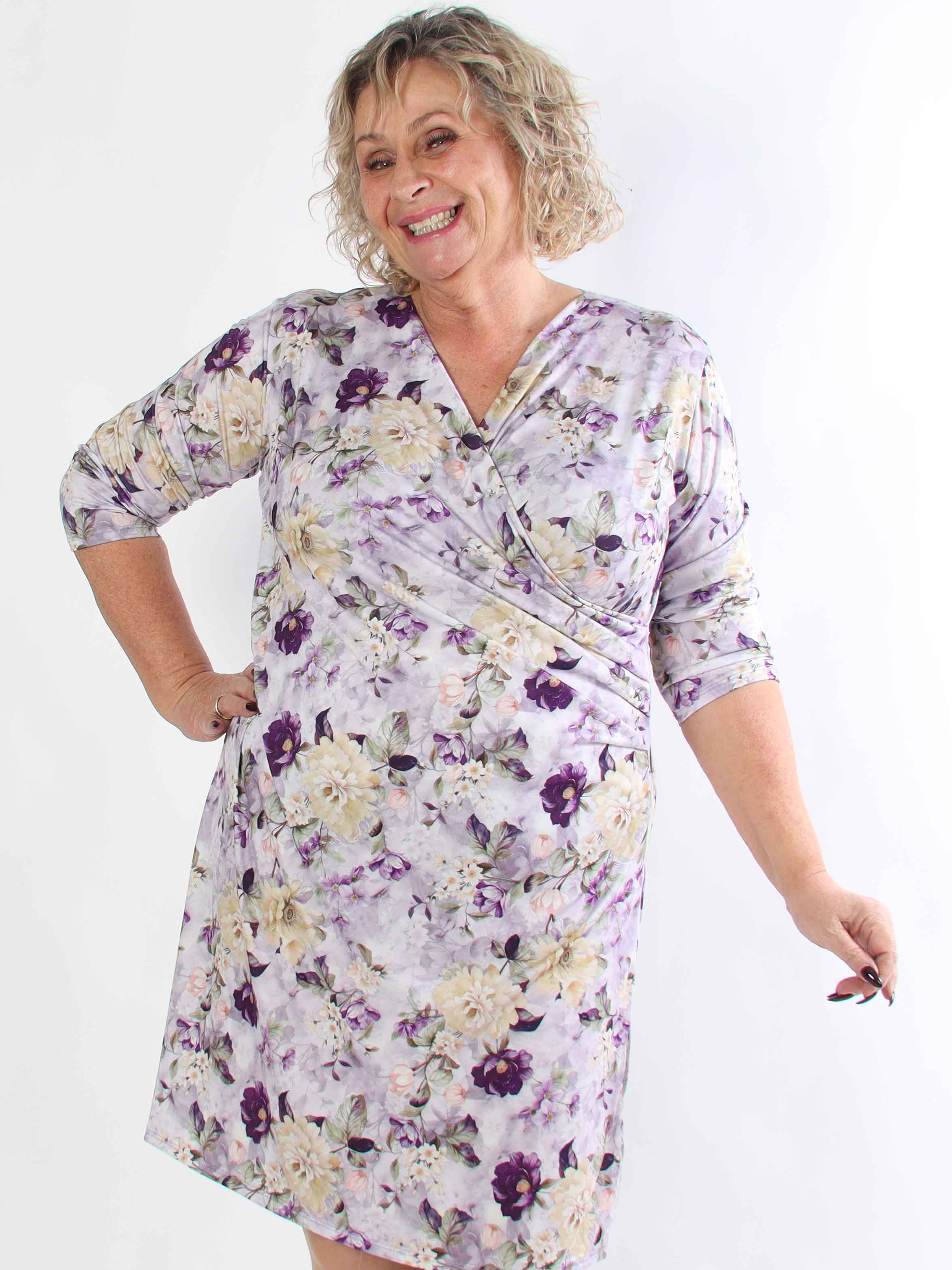 Josie - Sød plus size kjole med fine bonderoser og slå-om look