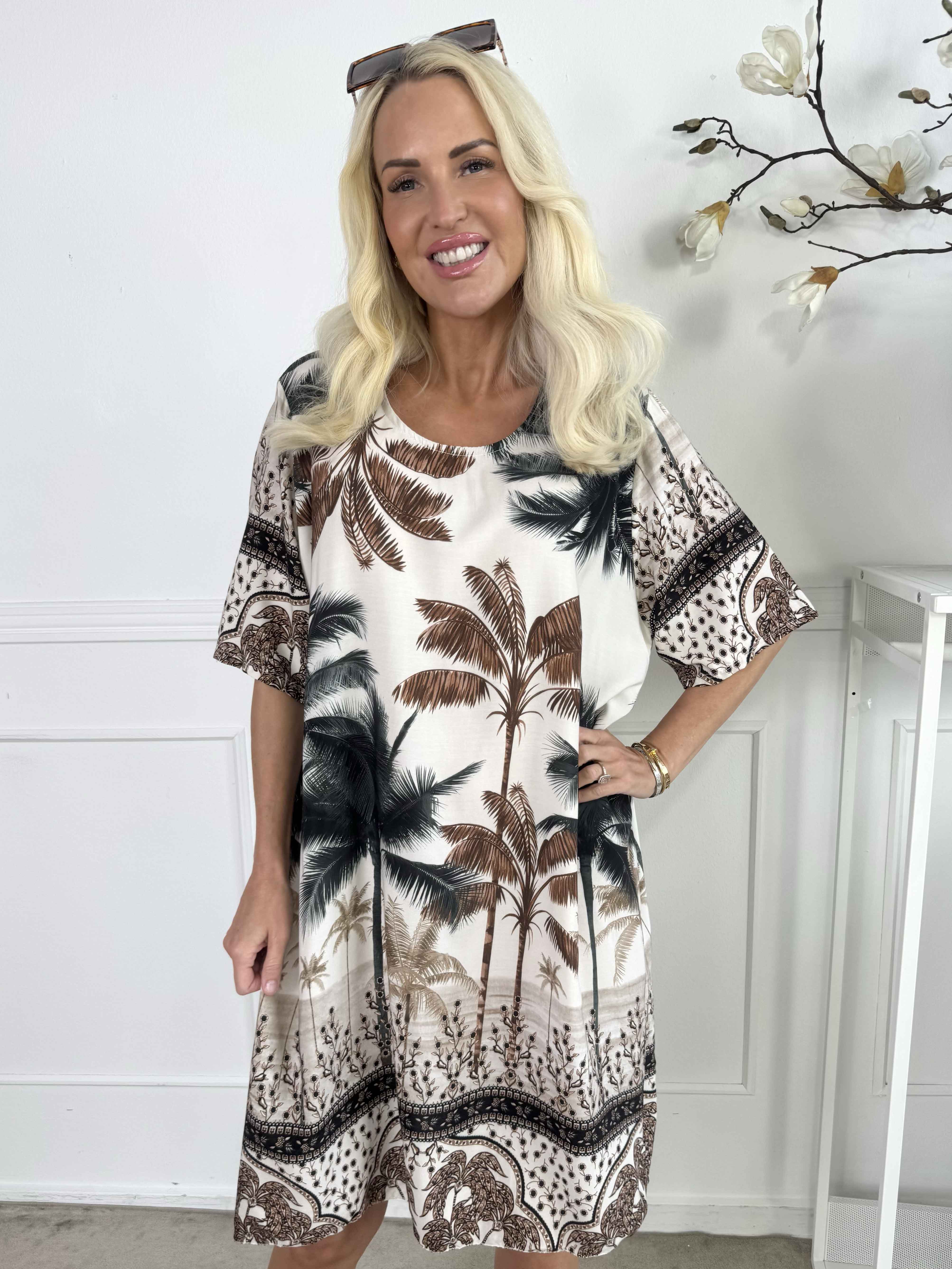 Julia - Sommerkjole med palmer og mønster