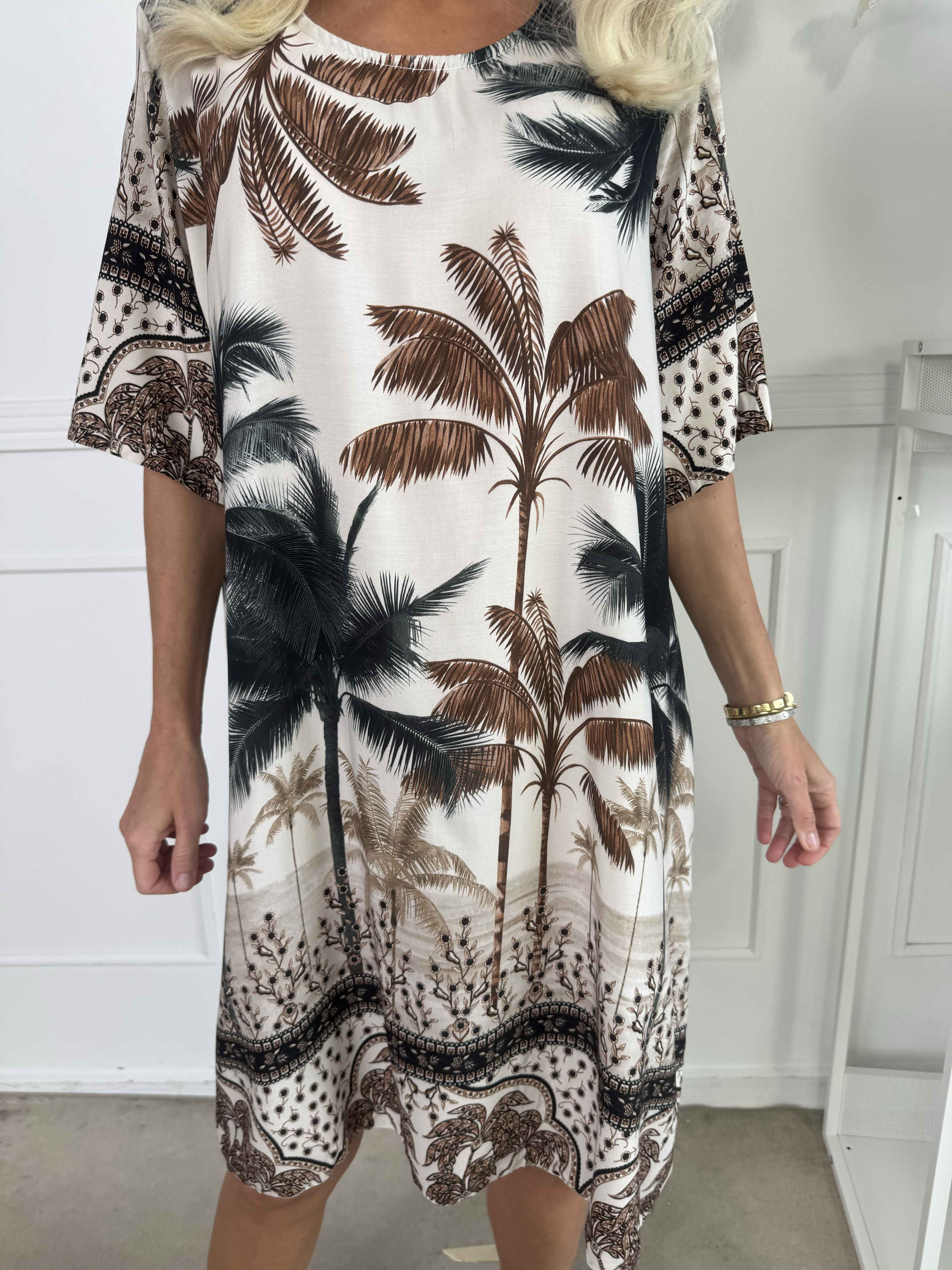 Julia - Sommerkjole med palmer og mønster