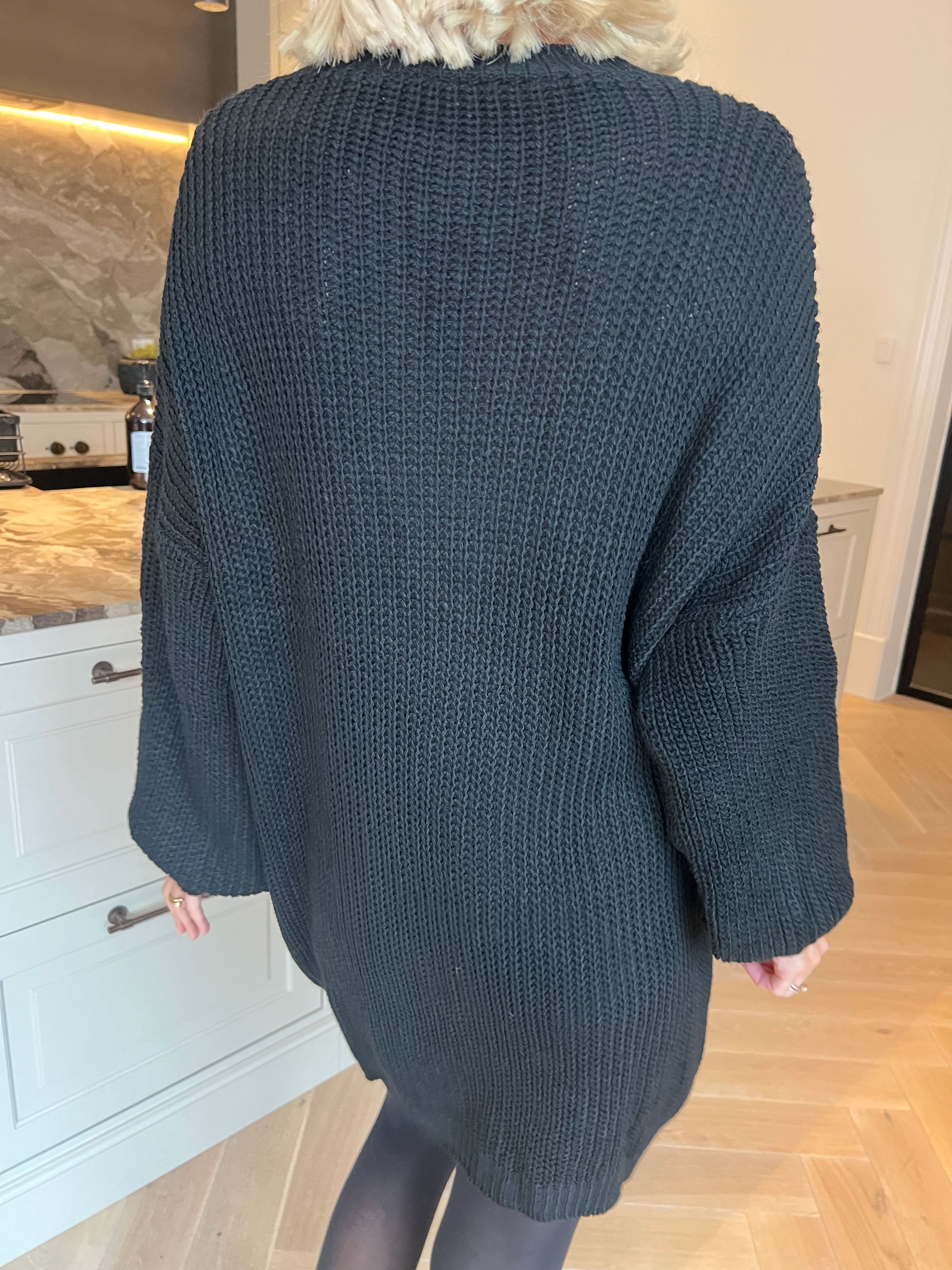 Julia - Strikkjole med lille V-udskæring, fin halskant og lette ballonærmer