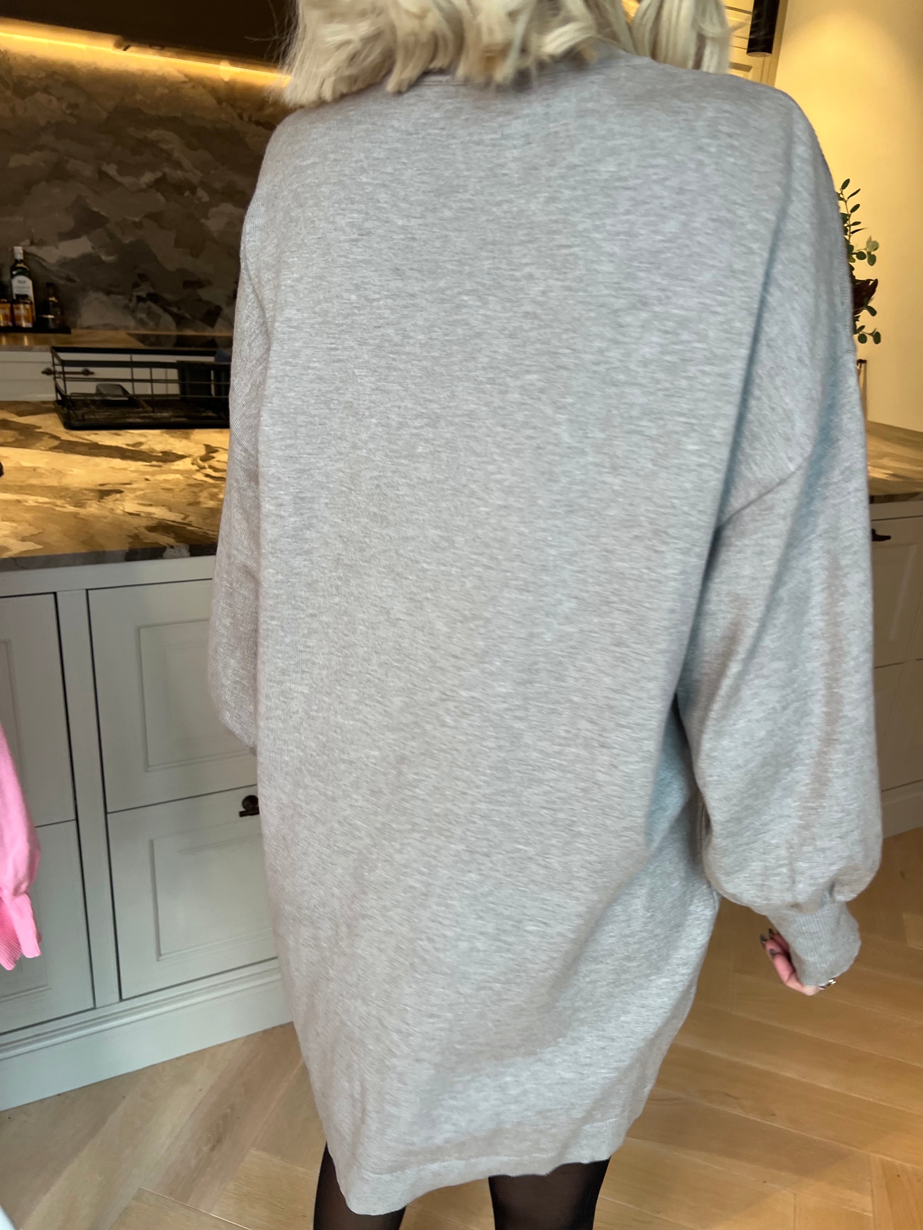 Juliana - Blød og stretchy strikkjole med et smukt mønster af glitrende pailletter og perler på ærmet