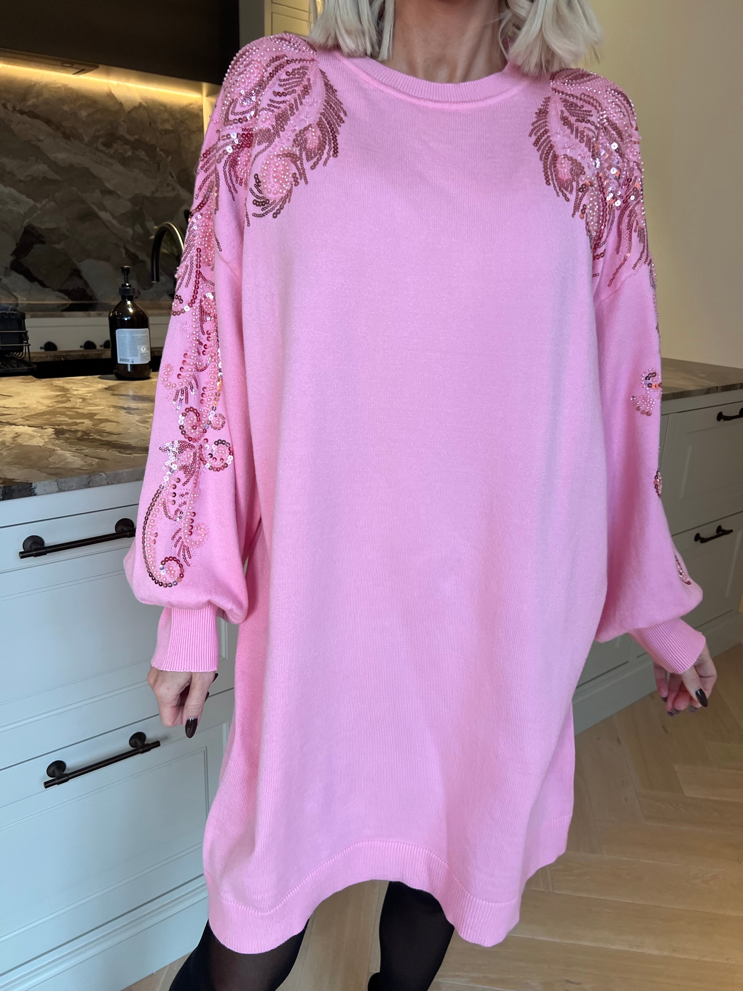 Juliana - Blød og stretchy strikkjole med et smukt mønster af glitrende pailletter og perler på ærmet