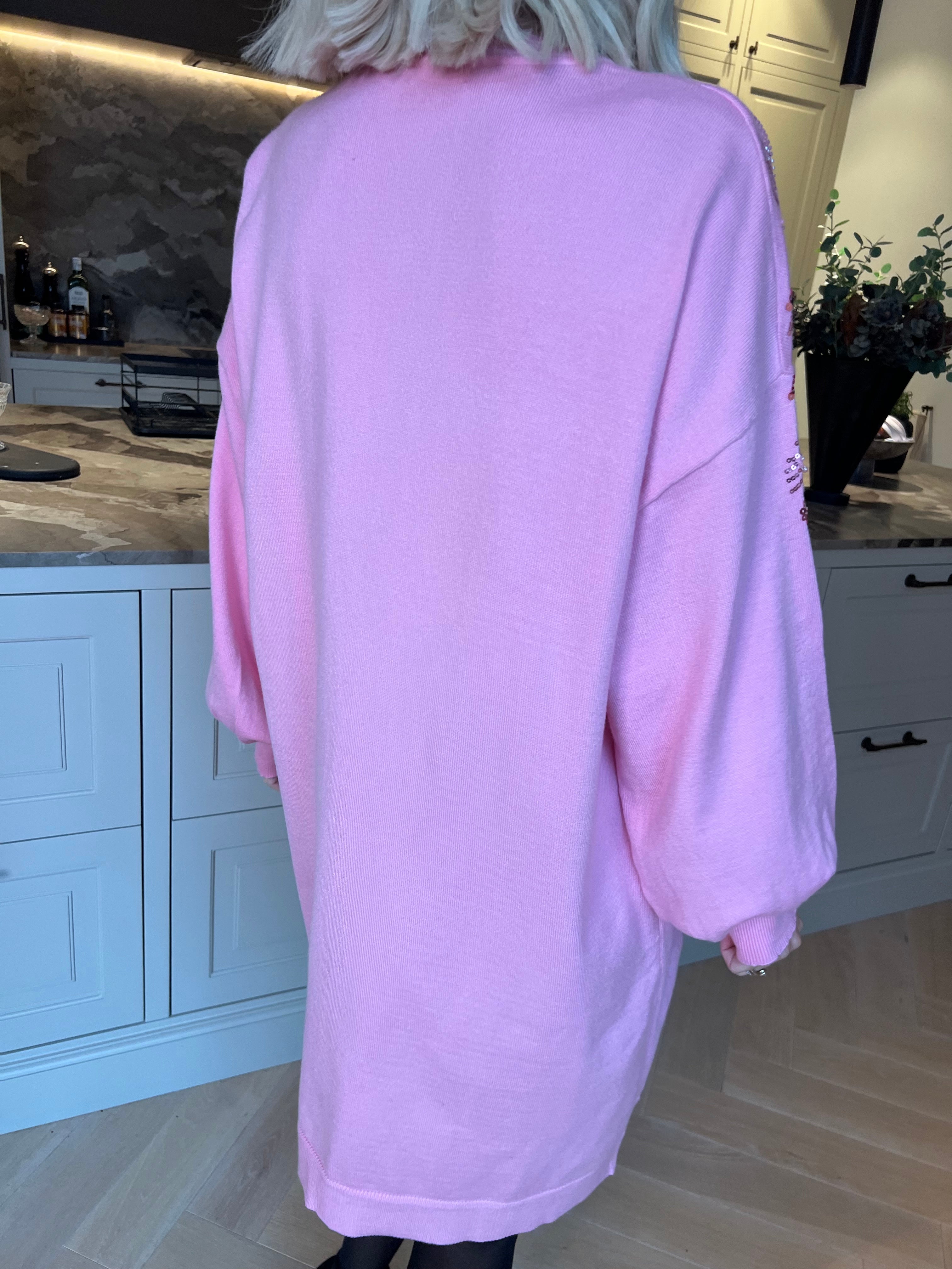 Juliana - Blød og stretchy strikkjole med et smukt mønster af glitrende pailletter og perler på ærmet