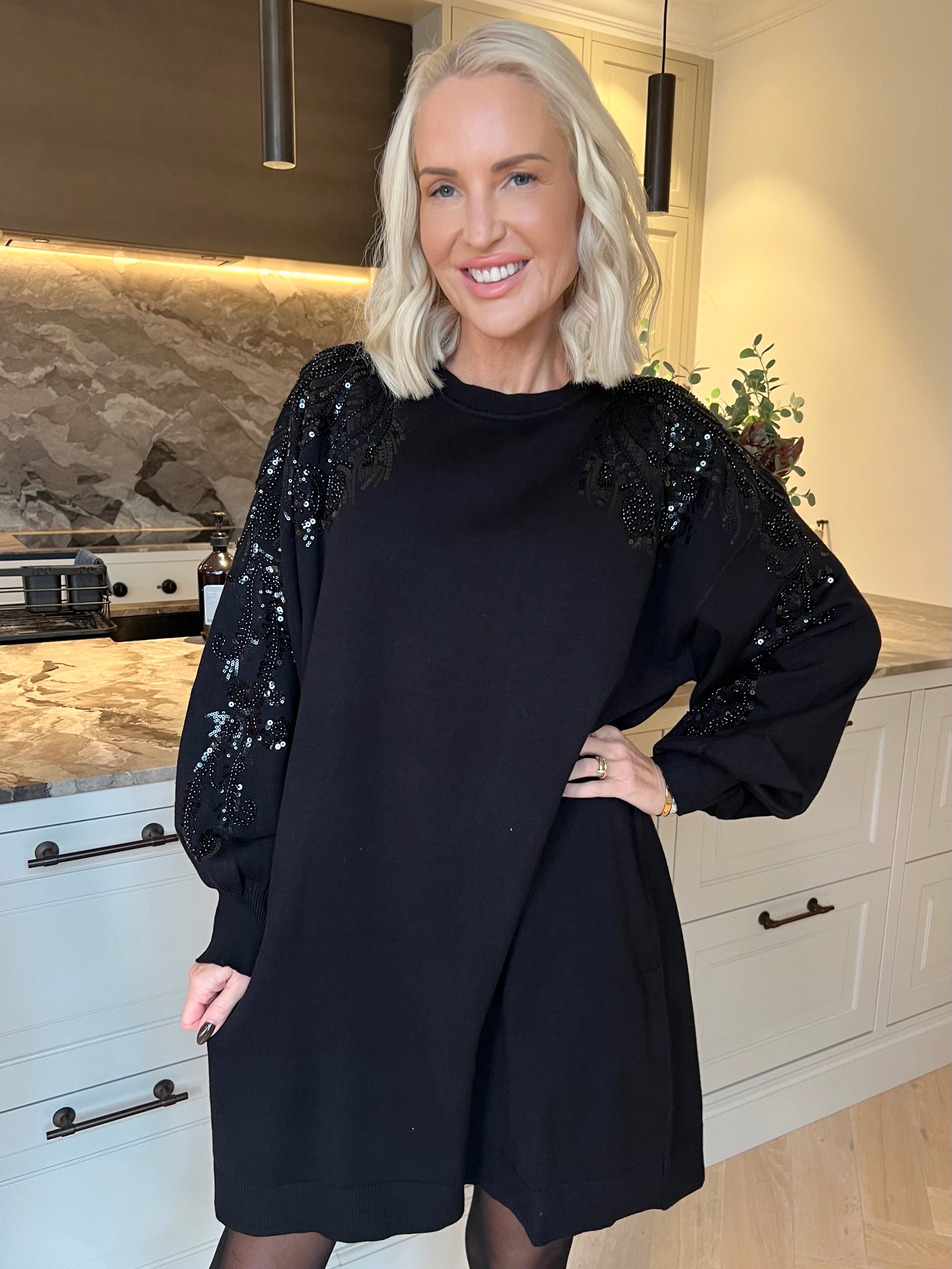 Juliana - Blød og stretchy strikkjole med et smukt mønster af glitrende pailletter og perler på ærmet