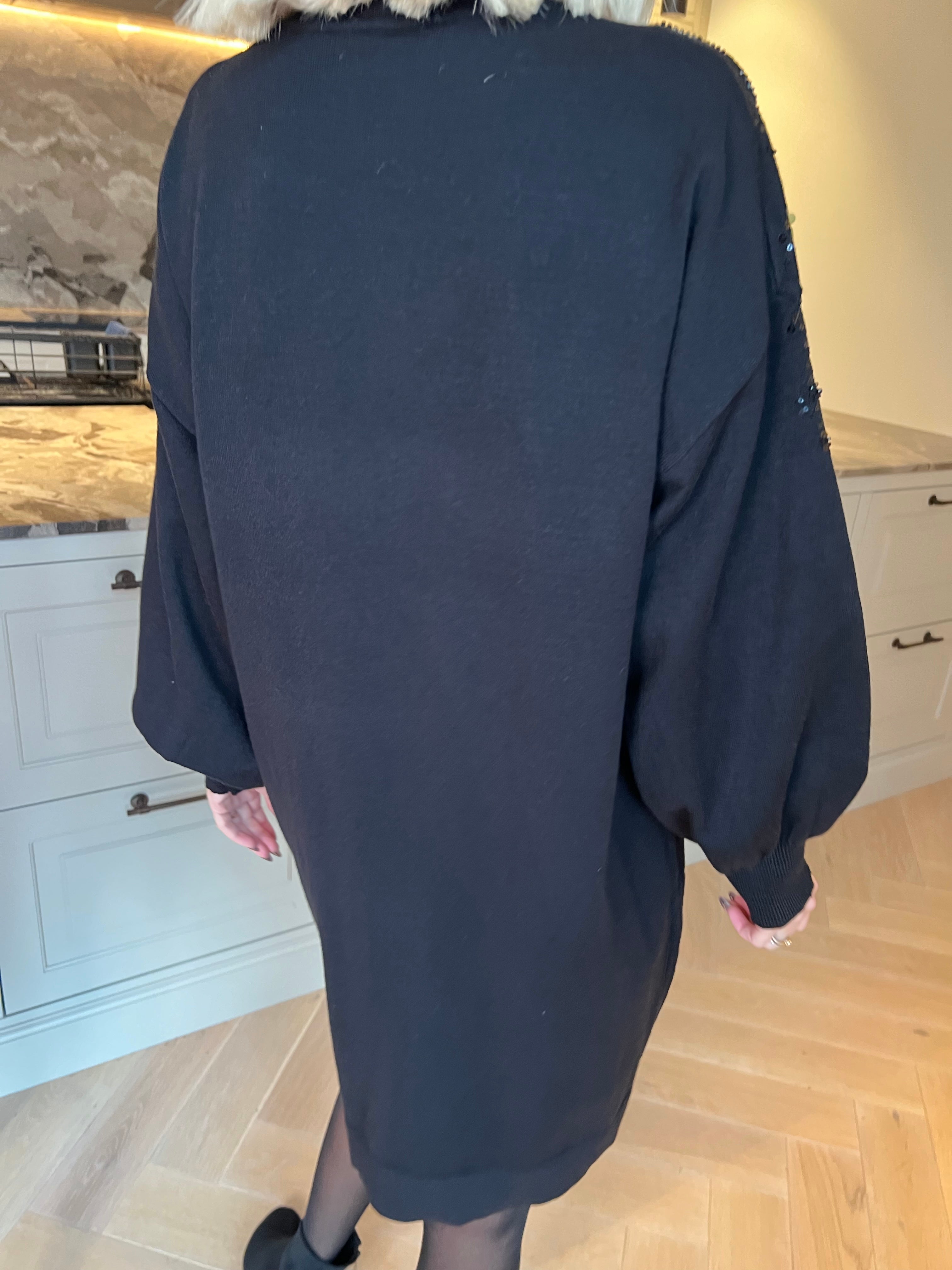 Juliana - Blød og stretchy strikkjole med et smukt mønster af glitrende pailletter og perler på ærmet