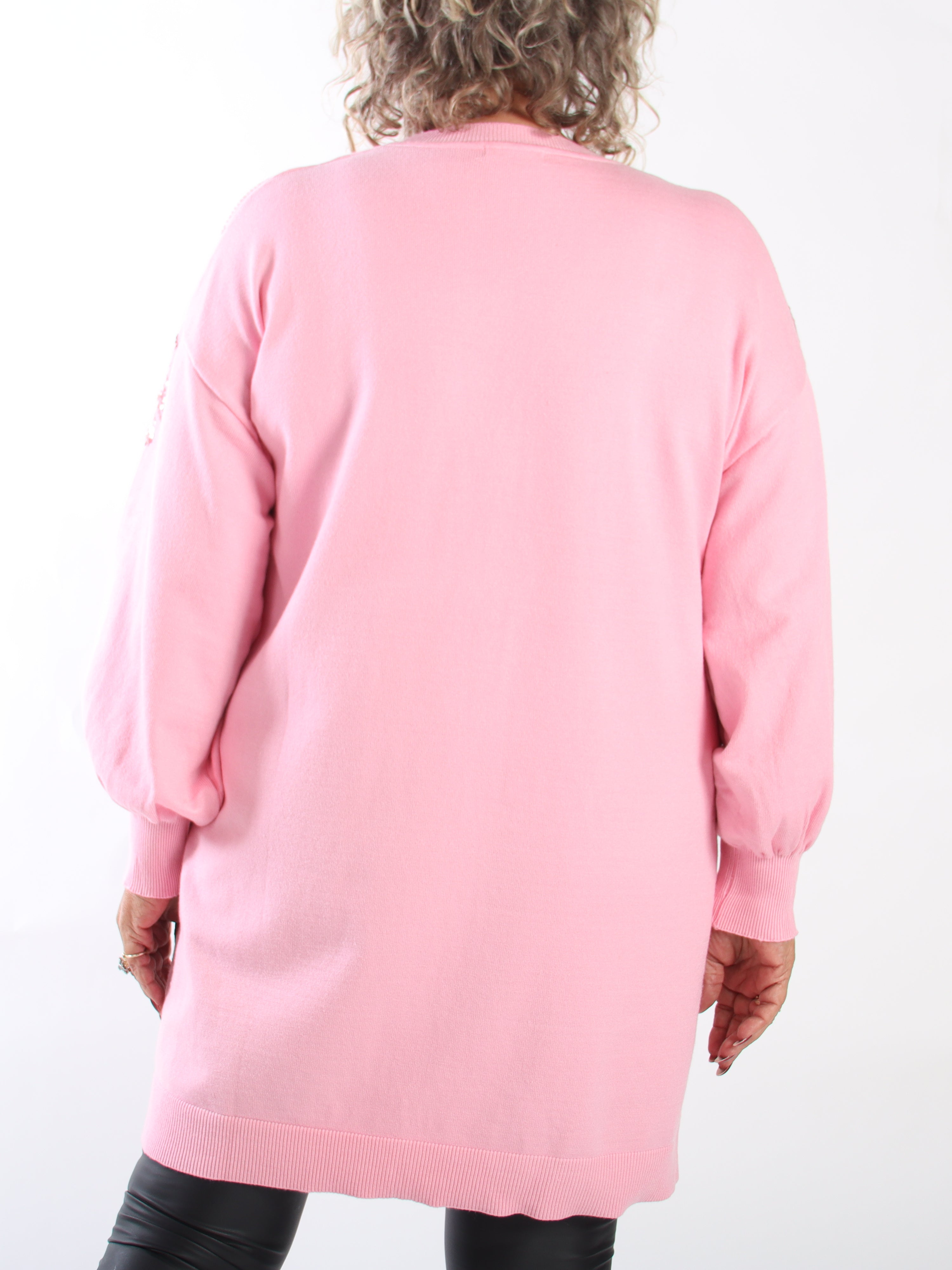Juliana - Blød plus size strikkjole med et smukt mønster af pailletter og perler på ærmet